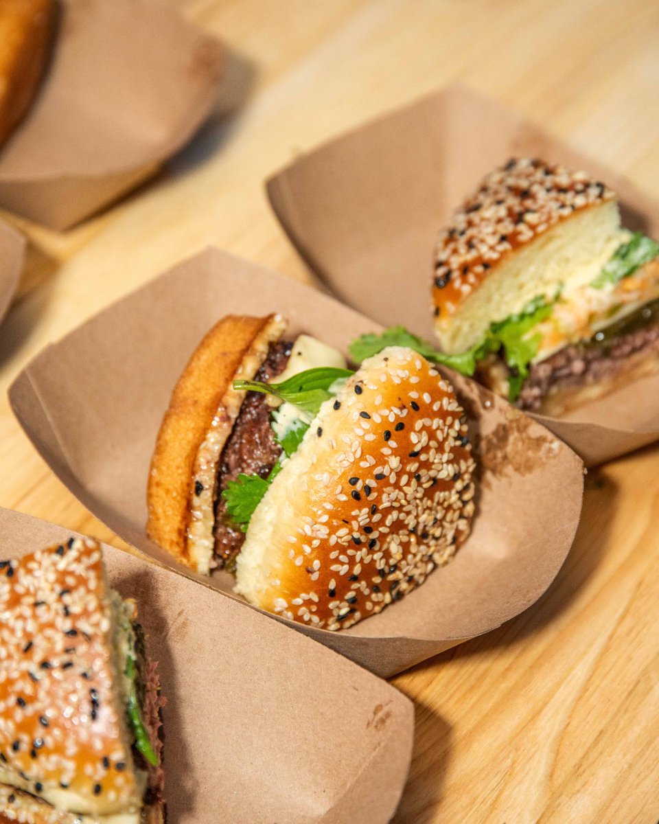 Chicago_Gourmet's tweet photo. Happy #NationalHamburgerDay! 🍔

Tickets for Chicago Gourmet powered by #InvescoQQQ Hamburger Hop (Sept 25) are ON SALE NOW! 🎟️

Don't miss the city's best chefs battling for burger glory on the Harris Theater Rooftop.

Get yours today: https://t.co/gJ47HDNbBF https://t.co/27RSmIXTys