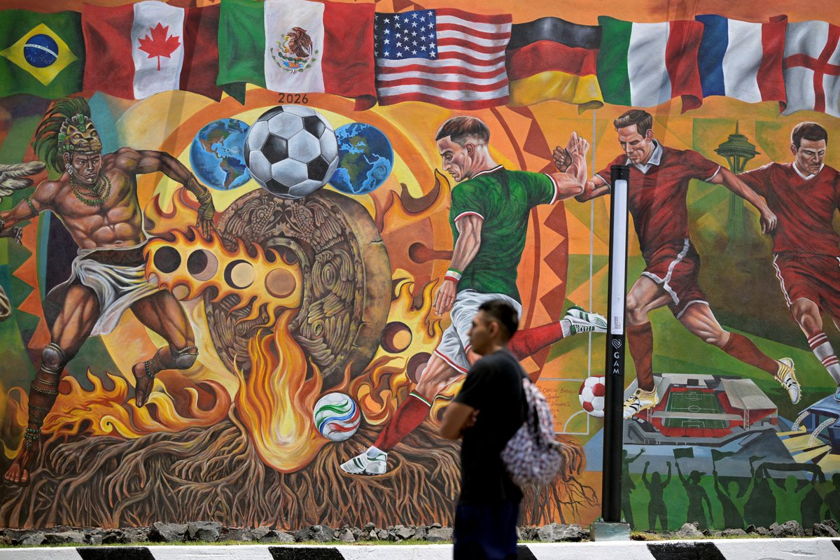 lopezdoriga's tweet photo. A 14 días del Mundial.

La FIFA presumió que la CDMX obtuvo el récord Guinness por el mural de futbol más grande del mundo pintado con pincel.

📸FIFAWorldCup

Más en https://t.co/BjdELZkpfR https://t.co/MSO0LnqZxm