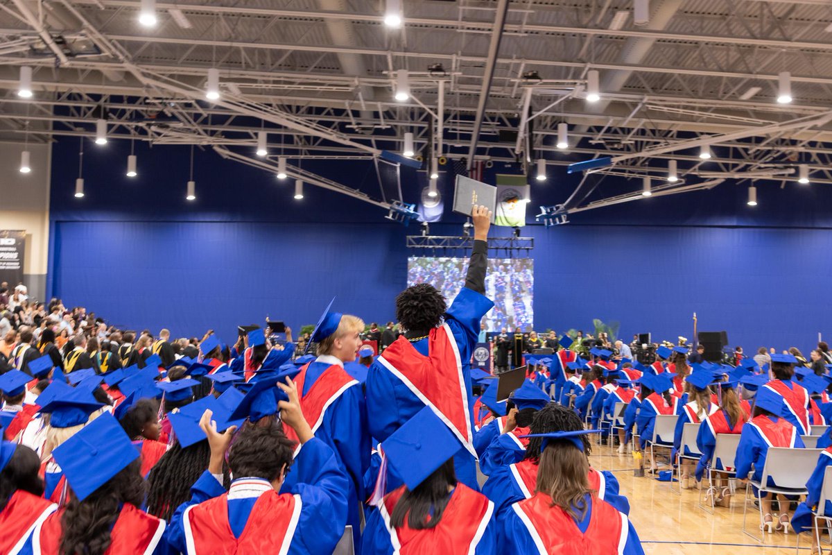 HenricoSchools's tweet photo. CONGRATULATIONS to the Hermitage High School Class of 2026! #HCPSClassof2026 🎓️👏

Check https://t.co/IjHq58tE44 later today for more photos and a replay of the livestream.

Use the hashtag #HCPSClassof2026 or tag us to share your own photos! https://t.co/3VZayTCI3q