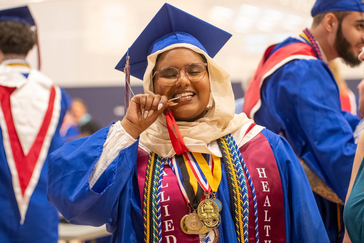 HenricoSchools's tweet photo. CONGRATULATIONS to the Hermitage High School Class of 2026! #HCPSClassof2026 🎓️👏

Check https://t.co/IjHq58tE44 later today for more photos and a replay of the livestream.

Use the hashtag #HCPSClassof2026 or tag us to share your own photos! https://t.co/3VZayTCI3q