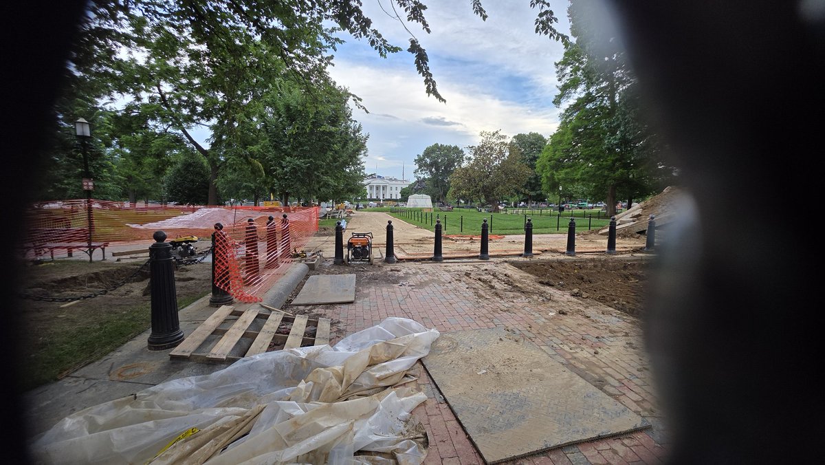 RedForEdFACTS's tweet photo. @benshapiro @TJShope Have you been to the White House lately? It looks like a dump! I am here now and was shocked how far it has fallen... https://t.co/KaUXBW0rYX