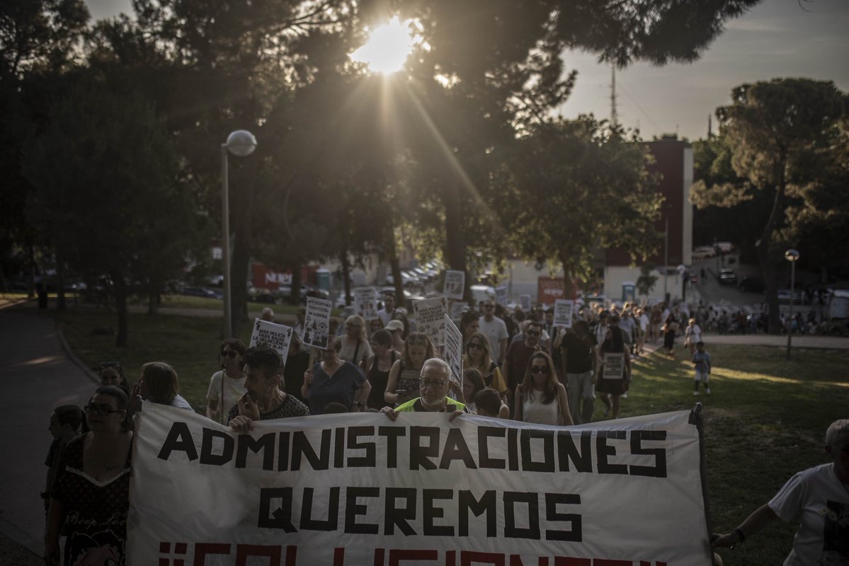 manuelabergerot's tweet photo. Hoy hemos acompañado a las vecinas y vecinos de San Blas que solo piden tener un barrio digno, sin suciedad y sin problemas de seguridad o drogodependencia.

La Comunidad de Madrid no puede seguir mirando para otro lado. https://t.co/PLatqje6vF
