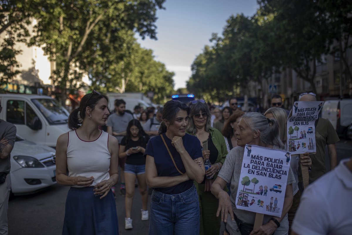 manuelabergerot's tweet photo. Hoy hemos acompañado a las vecinas y vecinos de San Blas que solo piden tener un barrio digno, sin suciedad y sin problemas de seguridad o drogodependencia.

La Comunidad de Madrid no puede seguir mirando para otro lado. https://t.co/PLatqje6vF