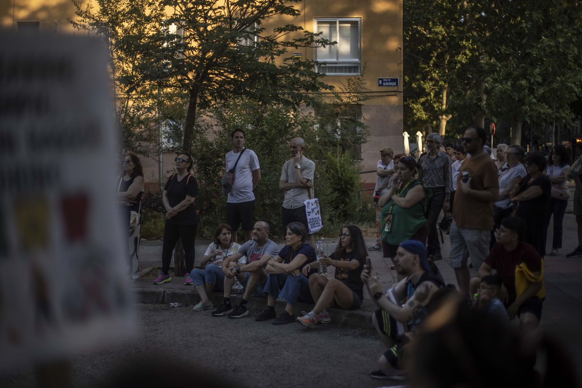 manuelabergerot's tweet photo. Hoy hemos acompañado a las vecinas y vecinos de San Blas que solo piden tener un barrio digno, sin suciedad y sin problemas de seguridad o drogodependencia.

La Comunidad de Madrid no puede seguir mirando para otro lado. https://t.co/PLatqje6vF