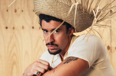 filonewsOK's tweet photo. ⚖️Benito Fernández demandará a una cadena de indumentaria que lanzó una capsula de Bad Bunny

📌El diseñador en su descargo argumenta que la utilización del nombre "Benito Antonio" genera confusión con su marca.

✍️"Con cuarenta años de trayectoria, resulta imposible no advertir el riesgo de asociación y confusión que genera el uso de un nombre que identifica de manera directa mi historia y mi marca BENITO, construida y consolidada durante décadas dentro del mismo segmento comercial", explicó.