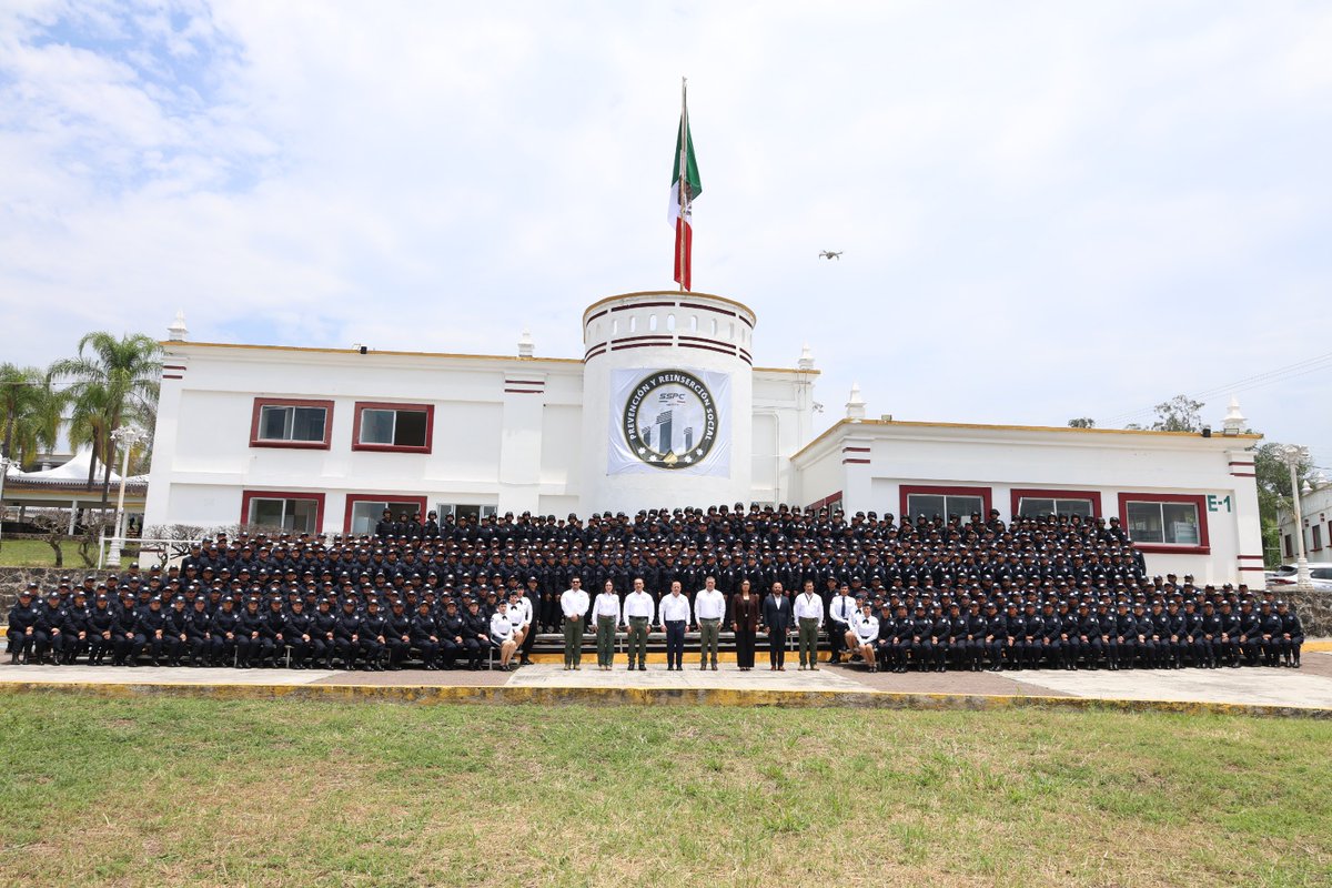 SSPCMexico's tweet photo. La #SSPC, a través de @PyRS_Mexico, se fortalece con la graduación de 277 mujeres y 227 hombres del Programa de Formación Inicial del Sistema Penitenciario en #Veracruz. https://t.co/FBrkdw2p8N https://t.co/Z429JvKx5i