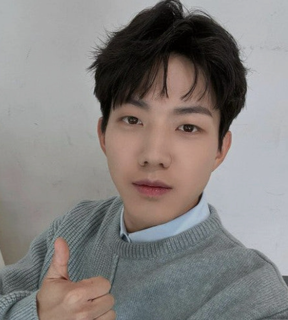 kingwest0219's tweet photo. 데이식스 윤도운의 열애·결혼설에
흔들리는 팬덤....ㅠ

1. 데이식스(DAY6) 도운과 유튜버 유지유의 열애 및 결혼설이 일파만파 퍼지면서 팬덤이 발칵 뒤집힌 상황임.

2. 단순한 인테리어와 커플 아이템 의혹을 넘어 웨딩 플래너 상담 루머까지 번지며 팬들 사이에서 결혼 임박설에 크게 무게가 실림.

3. 논란이 걷잡을 수 없이 커졌지만, 소속사 JYP엔터테인먼트는 '입장 없다'며 침묵으로 일관함.

4. 팬들의 답답함이 커지던 중, 도운이 SNS에 사투리로 '좀만 기다려도'라는 글을 남김.

5. 하지만 정작 가장 중요한 열애 사실 여부에 대해서는 함구한 채, '팀은 안 없어진다'며 엉뚱하게 논점을 흐림.

6. 명확한 해명 없이 팀 존속만 강조하는 모호한 태도에 팬들의 배신감과 실망감은 결국 극에 달함.

7. 심지어 일각에서는 해당 글을 두고 '사과문에 장난스러운 태도를 보였다'며 매우 냉랭한 반응을 보이고 있음.

8. 결국 폭발한 팬들이 JYP 사옥 앞에 전광판 트럭들을 보내며 단체로 거센 실력 행사에 나섬.

9. 트럭 전광판에는 '윤도운 탈퇴해', '도운이 탈퇴 좋아요? 네~ 좋아요!' 등 강도 높은 비판 문구들이 가득 채워짐.

10. SNS 글이 오히려 불에 기름을 부은 격.

소속사가 침묵할 때 
본인이 직접 나섰으면 확실하게 선을 긋거나 
인정을 했어야 하는데 아쉽네요.
트럭 시위까지 터질 정도로 
민심이 완전히 박살 났는데, 
과연 이 사태를 어떻게 수습할지 
지켜봐야 할 듯 ㄷㄷ