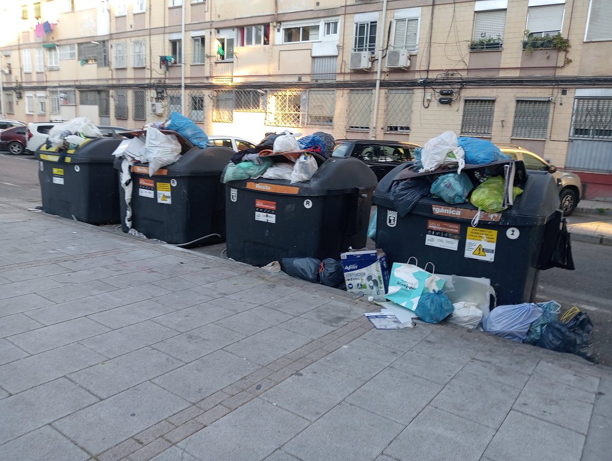 Manuel1147's tweet photo. Esta es la realidad que sufren los barrios donde vivimos las gentes humildes y trabajadoras. 
Este es el día a día de  San Cristóbal de los Ángeles.
Señor alcalde de #Madrid @AlmeidaPP_  ,menos grandes eventos y propaganda y más una ciudad habitable para todos sus vecinos. https://t.co/y8IBV0Ju2B