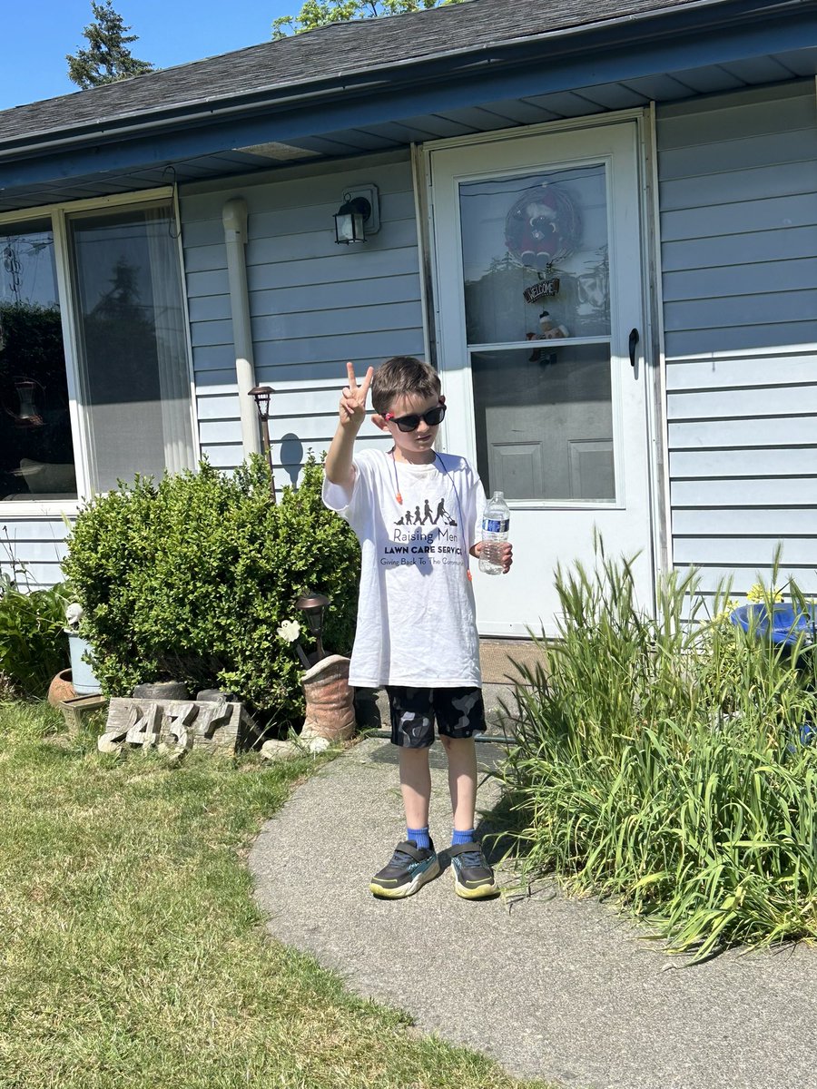 iamrodneysmith's tweet photo. Warren  of Oak Harbor, Wa who recently signed up for the 50 yard challenge , mowed his 2nd lawn ! https://t.co/ISX51hYZvq