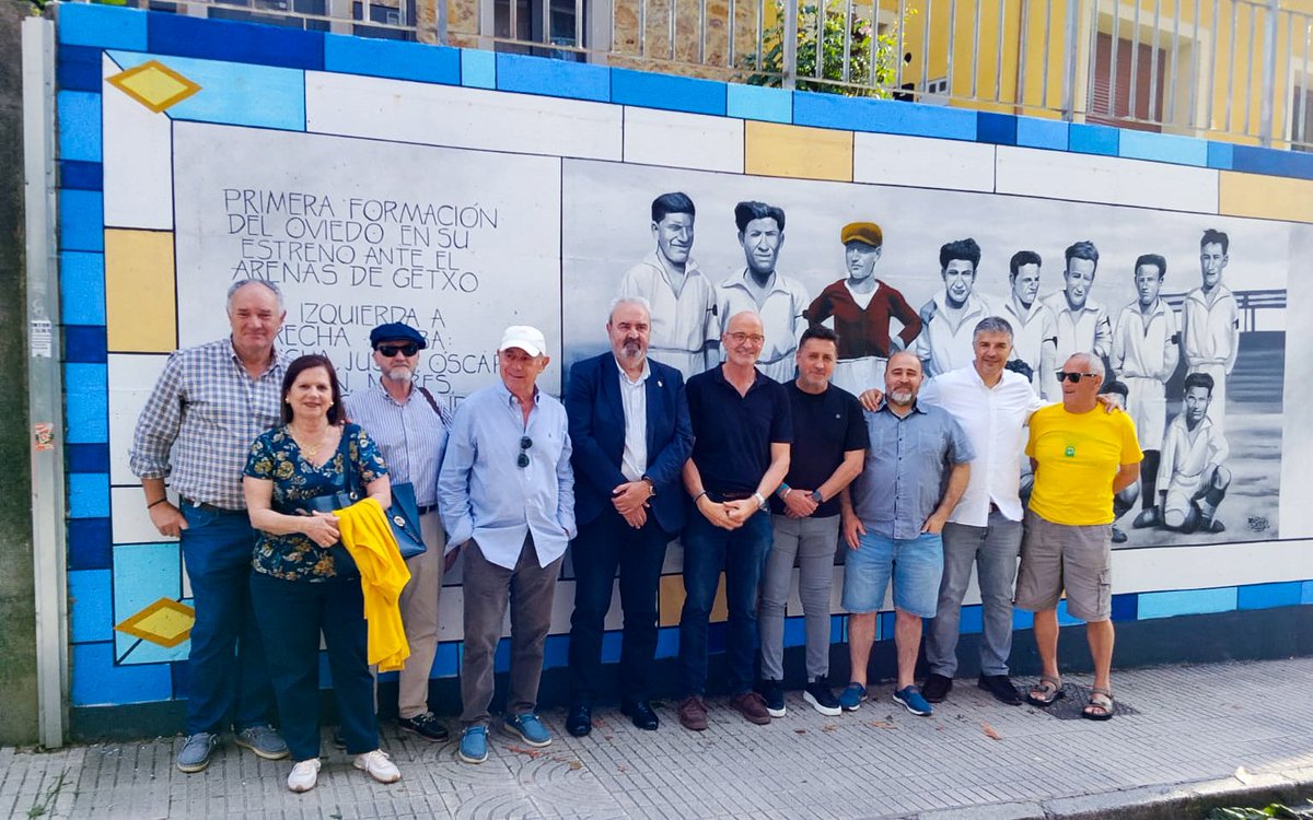 RealOviedo's tweet photo. 🖼️ Visita institucional al mural ubicado en Vetusta, creado por las peñas azules @pazulcasatina, @pazulacoloniafs, @PCR_Manolin y @lessacaveres, con la colaboración de @APARO_ROCF, Veteranos, Peña Teverga y Parroquia de San Javier, junto a 23 pequeños negocios del barrio.

@FundacionRO
#RealOviedo 🔵⚪