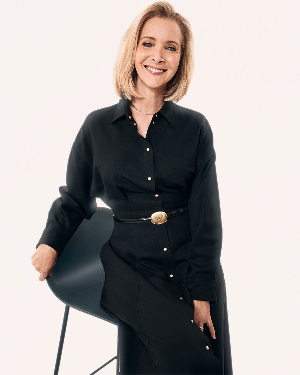 THR's tweet photo. Lisa Kudrow recalls being mistaken for Dionne Warwick during the Comedy Actress #THRRoundtable:
“It was during #Friends and I was going to Jerry’s Deli or something and the hostess had an accent. She was from somewhere in Eastern Europe and just went, (whispering) 'I know who you are.' I went, 'Aw, yeah.' And she said, 'You are Dionne Warwick.' I just went, ‘No, I’m not. I am not.’” ("Girl, if you’re Dionne Warwick, I’m Stevie Nicks,” commented Keke Palmer.)
Read the full conversation here: https://t.co/AOzl35iZCx