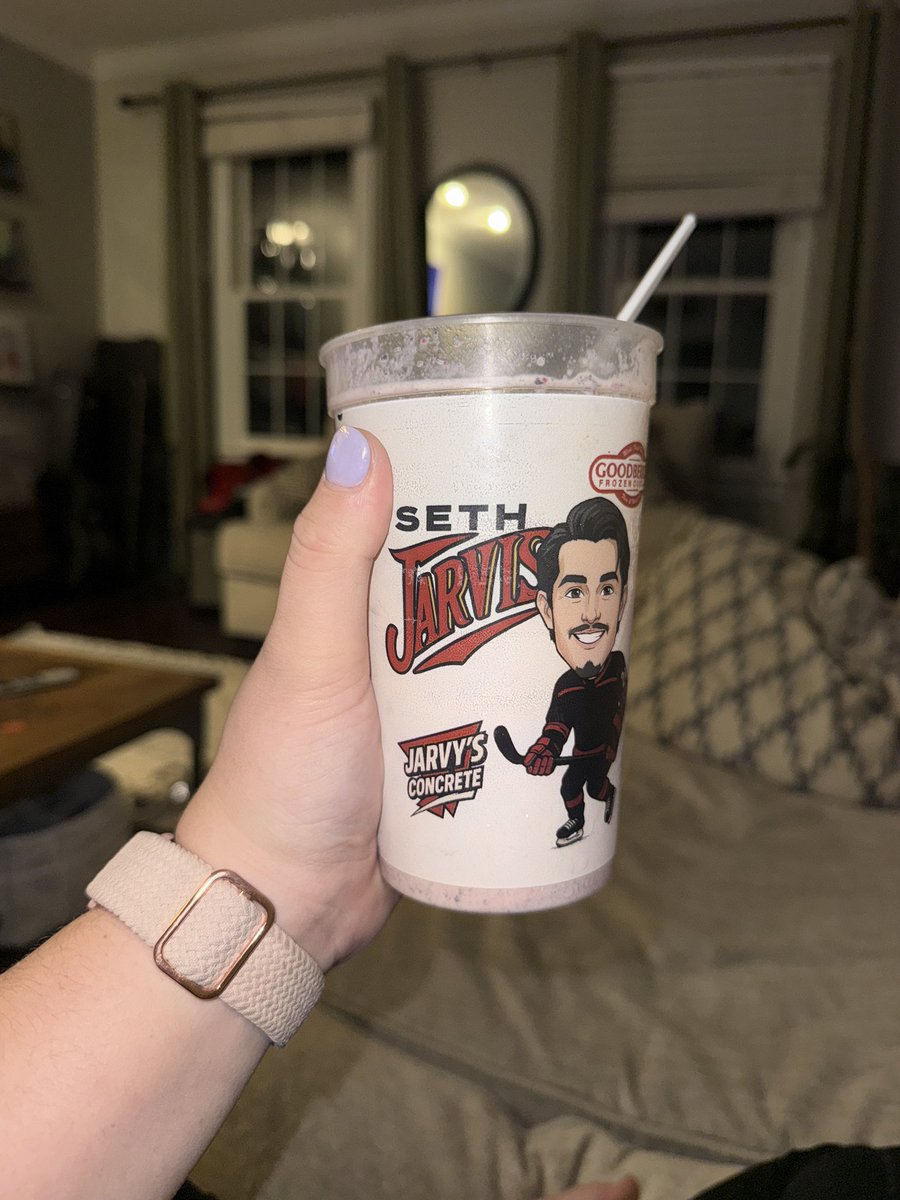 _lasanya's tweet photo. @Goodberrys @thedailykaily #cellywiththecup !!!! https://t.co/XRTxdRPNPd