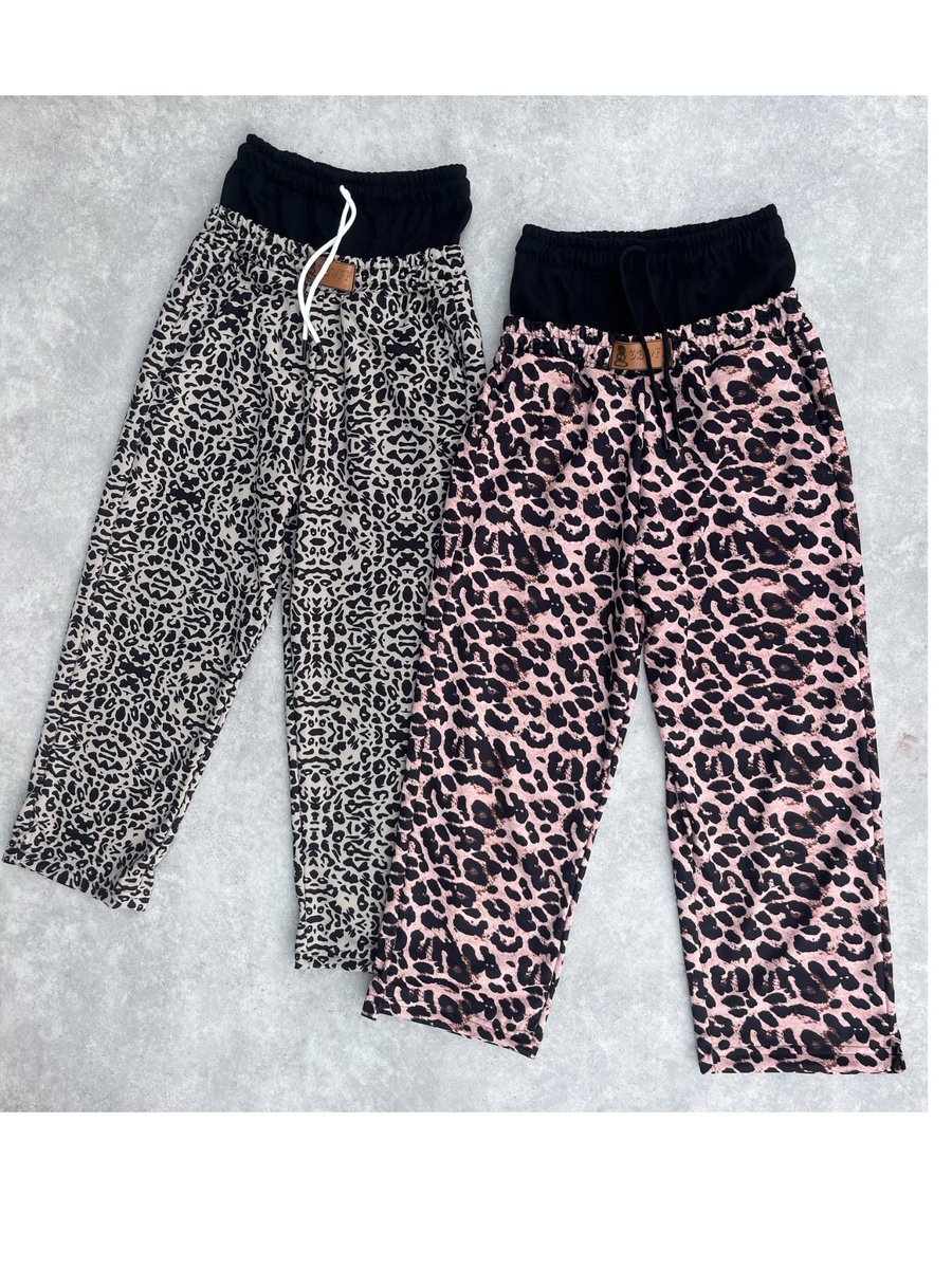 MillyOla's tweet photo. Wear ZC - GBWFF merch available in color and sizes.
Wear ZC - Art is Bs collection available in sizes and colors 
Wear ZC - jogger available in color 
All items available on pre-order. https://t.co/14SwKQaLGP