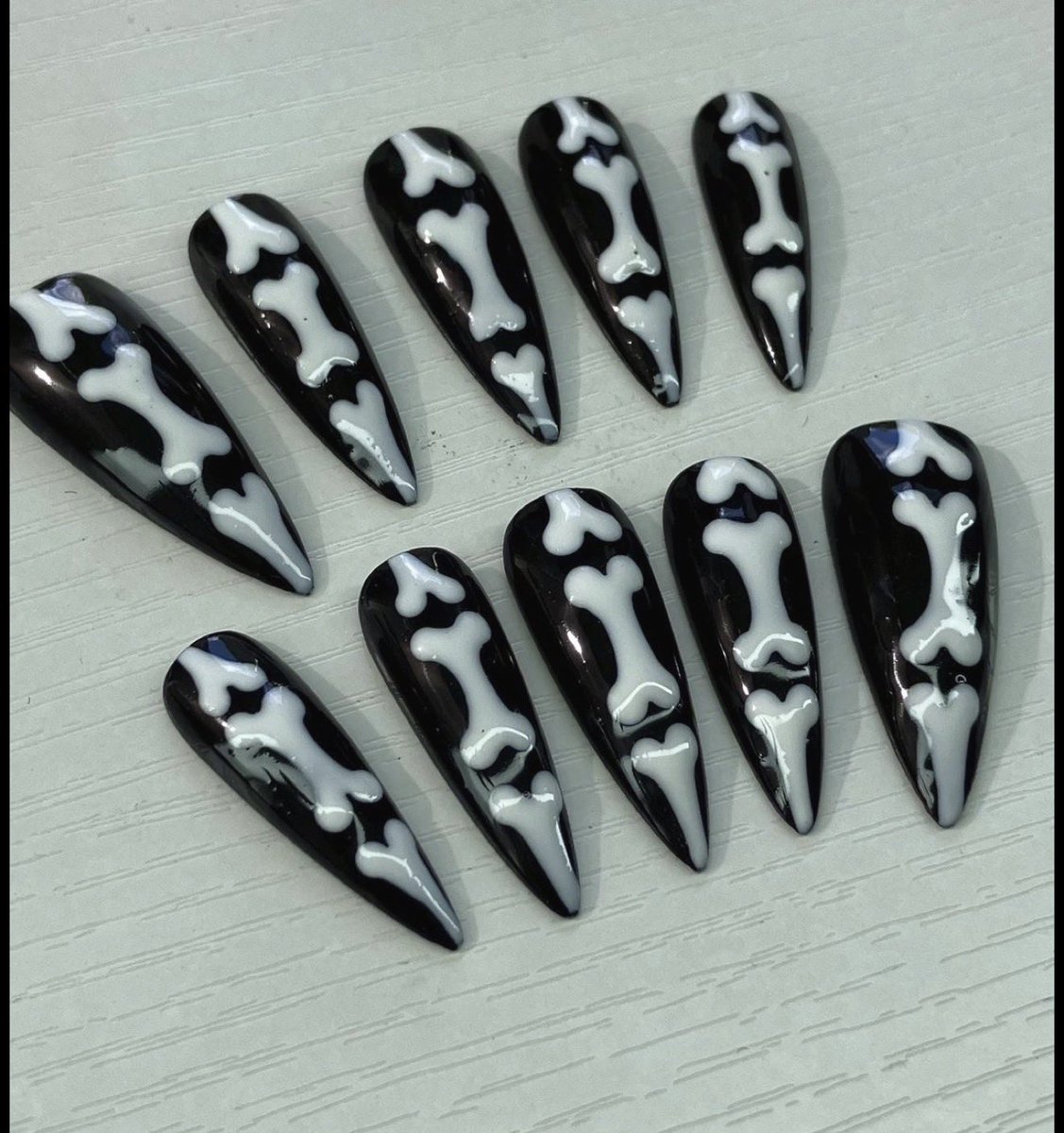 fxckedswitch's tweet photo. might change my nails tomorrow/tonight but im stuck between ideas help
1: 90’s arcade carpet nails
2: pink preppy bone nails (photos 2+3 together) https://t.co/i9rAVwKzoG