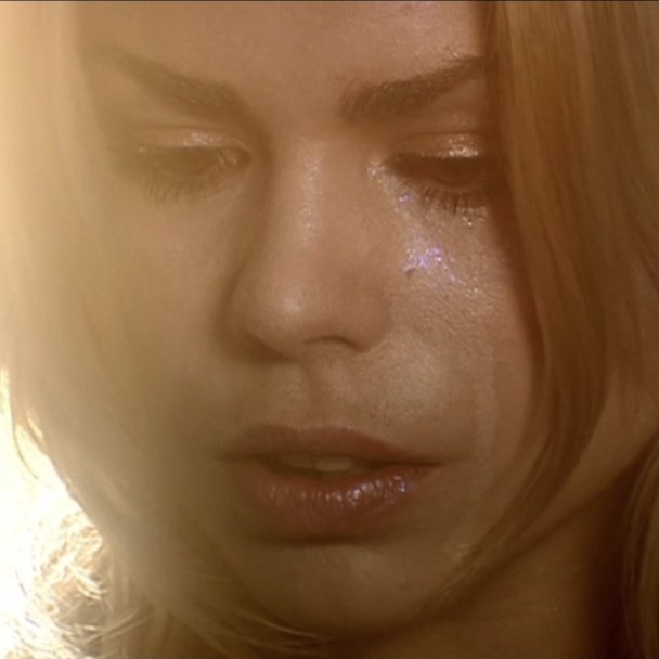 gothbilliepiper's tweet photo. do you ever think about the tear streaks in Rose's foundation that she gets in The Parting of Ways? https://t.co/3YGAb2biL1