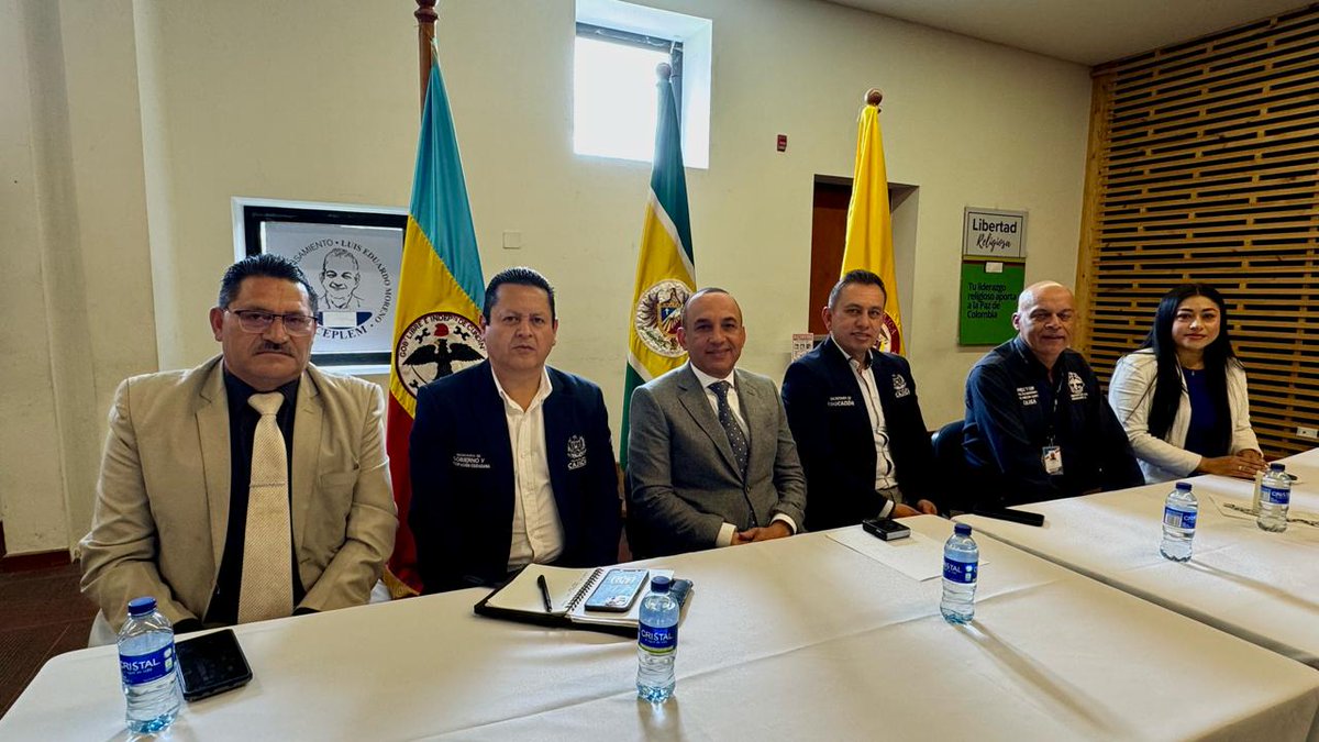 alexpeinado_O's tweet photo. Hoy en cajicá hicimos el lanzamiento del libro libertad religiosa con valores... la acogida del sector religioso y el gobierno local para este evento fue muy importante @Virguez @carlos_guevara @AnaPaolaAgudelo https://t.co/Ftof4YEUEC