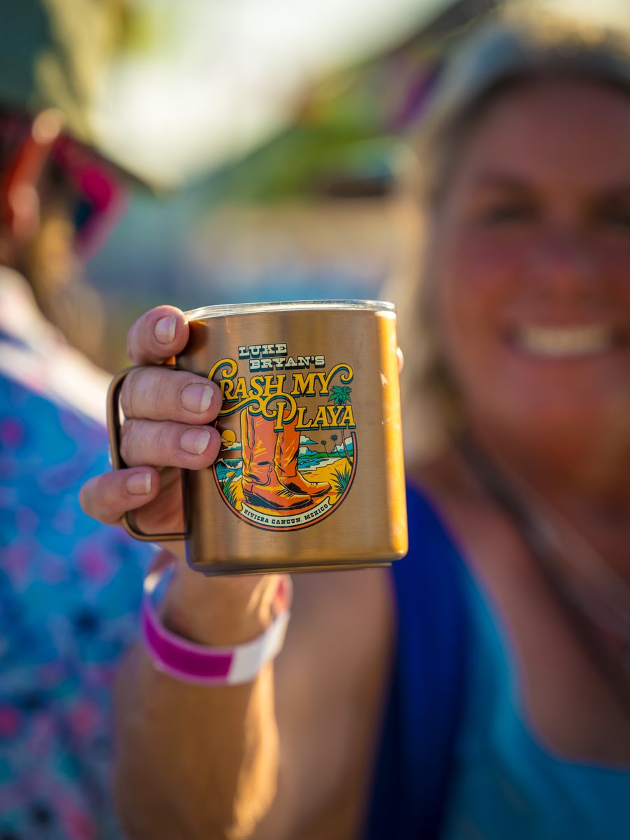 crashmyplaya's tweet photo. Toes in the sand, drink in hand! 🍻 https://t.co/qD17zOwkk1