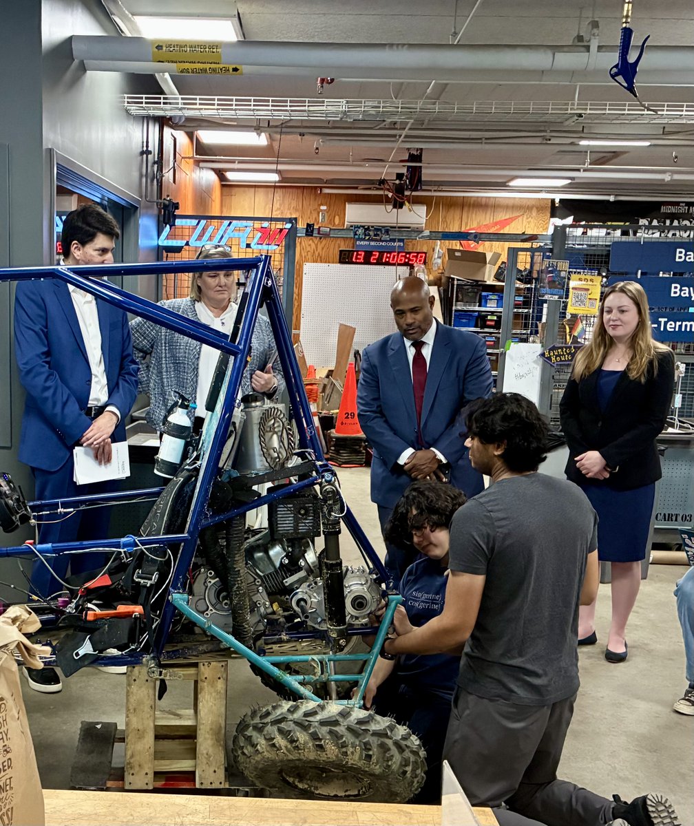 cwru's tweet photo. Last month, CWRU hosted leadership from @argonne and @ORNL to tour research spaces and highlight opportunities for stronger connections between national lab researchers, faculty, and students 🔬🤝 https://t.co/jvHEr3iGdA