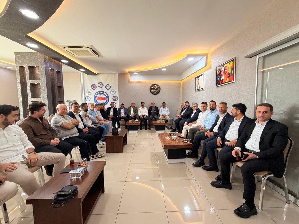 ibrahimcoskun63's tweet photo. 📍Memur-Sen İl Temsilciliği

Memur-Sen Şanlıurfa İl Temsilciliğimiz tarafından geleneksel olarak düzenlediğimiz Kurban Bayramı Bayramlaşma Programımızı; Şanlıurfa Milletvekilimiz Sayın Mehmet Ali Cevheri, Önceki Dönem Memur-Sen Genel Başkan Yardımcımız Ahmet Kaytan, kıymetli STK başkanlarımız, hizmet kolu başkanlarımız, yönetim kurulu üyelerimiz, dostlarımız ve teşkilat mensuplarımızın katılımıyla samimi, sıcak ve kardeşlik dolu bir atmosferde gerçekleştirdik.

Aynı gönül sofrasında buluşmanın, bayramın manevi iklimini birlikte paylaşmanın ve muhabbetimizi tazelemenin mutluluğunu yaşadık. 

Bayramlar; birlik olmanın, hatırlamanın, gönüllere dokunmanın en güzel vesilesi… Bugün de bu güzel tabloya hep birlikte şahit olduk.

Katılım sağlayan, muhabbetiyle programımıza değer katan tüm misafirlerimize yürekten teşekkür ediyor; Kurban Bayramı’nın başta ülkemiz olmak üzere tüm İslam âlemine huzur, bereket ve hayırlar getirmesini temenni ediyorum.

#MemurSen #Şanlıurfa #KurbanBayramı #Bayramlaşma