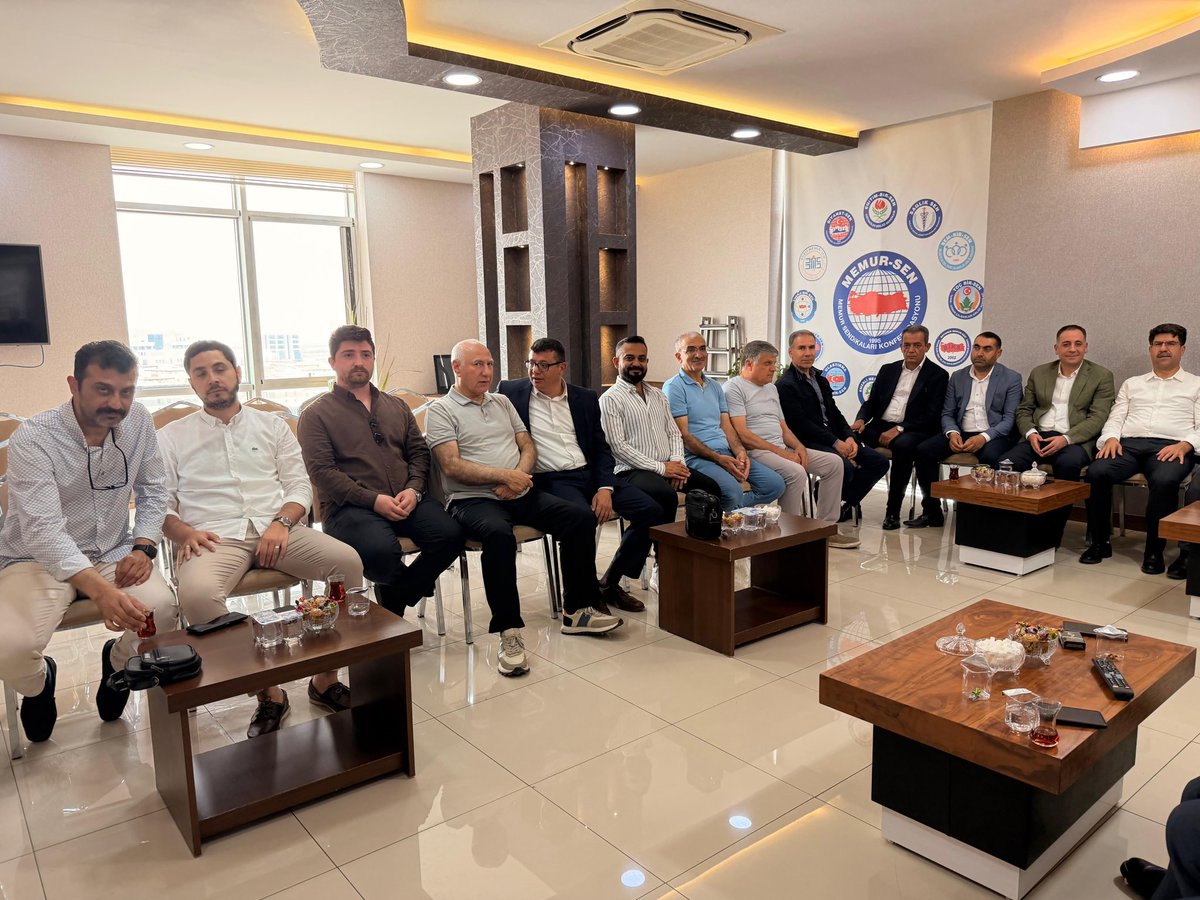 ibrahimcoskun63's tweet photo. 📍Memur-Sen İl Temsilciliği

Memur-Sen Şanlıurfa İl Temsilciliğimiz tarafından geleneksel olarak düzenlediğimiz Kurban Bayramı Bayramlaşma Programımızı; Şanlıurfa Milletvekilimiz Sayın Mehmet Ali Cevheri, Önceki Dönem Memur-Sen Genel Başkan Yardımcımız Ahmet Kaytan, kıymetli STK başkanlarımız, hizmet kolu başkanlarımız, yönetim kurulu üyelerimiz, dostlarımız ve teşkilat mensuplarımızın katılımıyla samimi, sıcak ve kardeşlik dolu bir atmosferde gerçekleştirdik.

Aynı gönül sofrasında buluşmanın, bayramın manevi iklimini birlikte paylaşmanın ve muhabbetimizi tazelemenin mutluluğunu yaşadık. 

Bayramlar; birlik olmanın, hatırlamanın, gönüllere dokunmanın en güzel vesilesi… Bugün de bu güzel tabloya hep birlikte şahit olduk.

Katılım sağlayan, muhabbetiyle programımıza değer katan tüm misafirlerimize yürekten teşekkür ediyor; Kurban Bayramı’nın başta ülkemiz olmak üzere tüm İslam âlemine huzur, bereket ve hayırlar getirmesini temenni ediyorum.

#MemurSen #Şanlıurfa #KurbanBayramı #Bayramlaşma