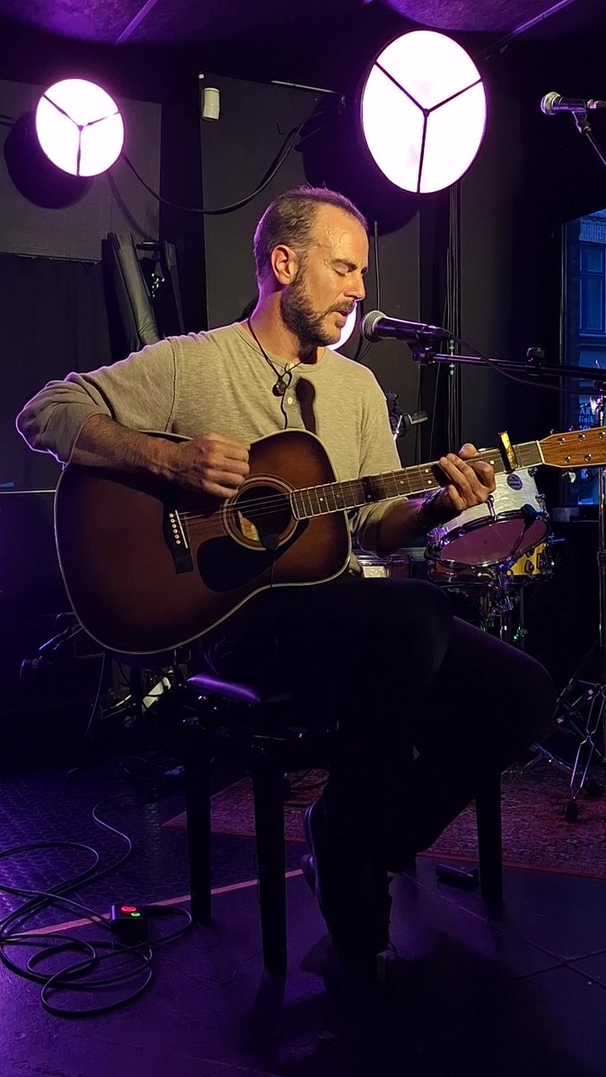 MrHomelessChild's tweet photo. After many years I made it back to the Songwriters Playground Open Mic at Blågårds Apotek, with a great feature act from @brettperkins.
Thanks to @Spyfmand for hosting and sound, and to Henrik Schøneberg for the media. https://t.co/WlQ3MGPqRl