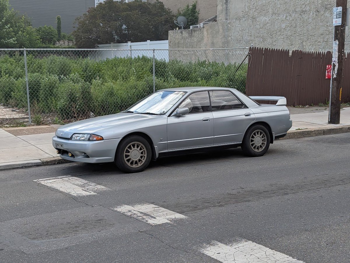 alanthefisher's tweet photo. I walked home from lunch today and here's just a few of the older cars that I saw street parked on my way back.
Per capita thats alot more variety than cars parked in the suburbs https://t.co/RZKNZpVdg3