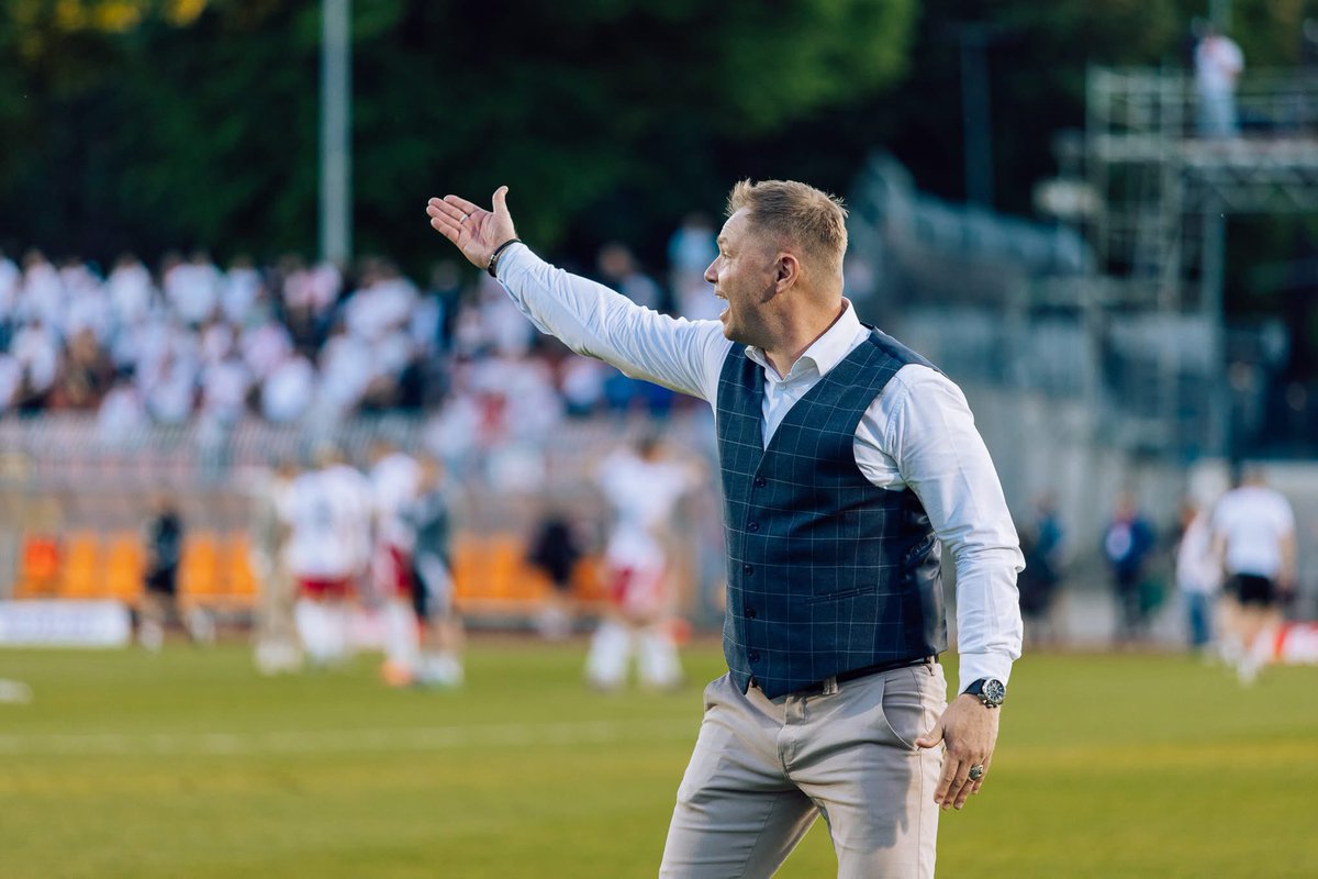 CzajkowskiLuke's tweet photo. Gratulacje dla @ChrobryGlogowSA za wykonanie kolejnego ważnego kroku w drodze do @_Ekstraklasa_ ! 👏⚽🟠⚫

Pokazaliście dziś charakter, determinację i ogromną wolę walki. Takie mecze budują drużynę i dają kibicom wielkie powody do dumy 💪🔥

Przed Wami ostatni krok — w niedzielę trzeba postawić kropkę nad „i” i sięgnąć po historyczny awans! Trzymamy kciuki za cały klub, zawodników, sztab i kibiców 🏆

Powodzenia! 💛🖤