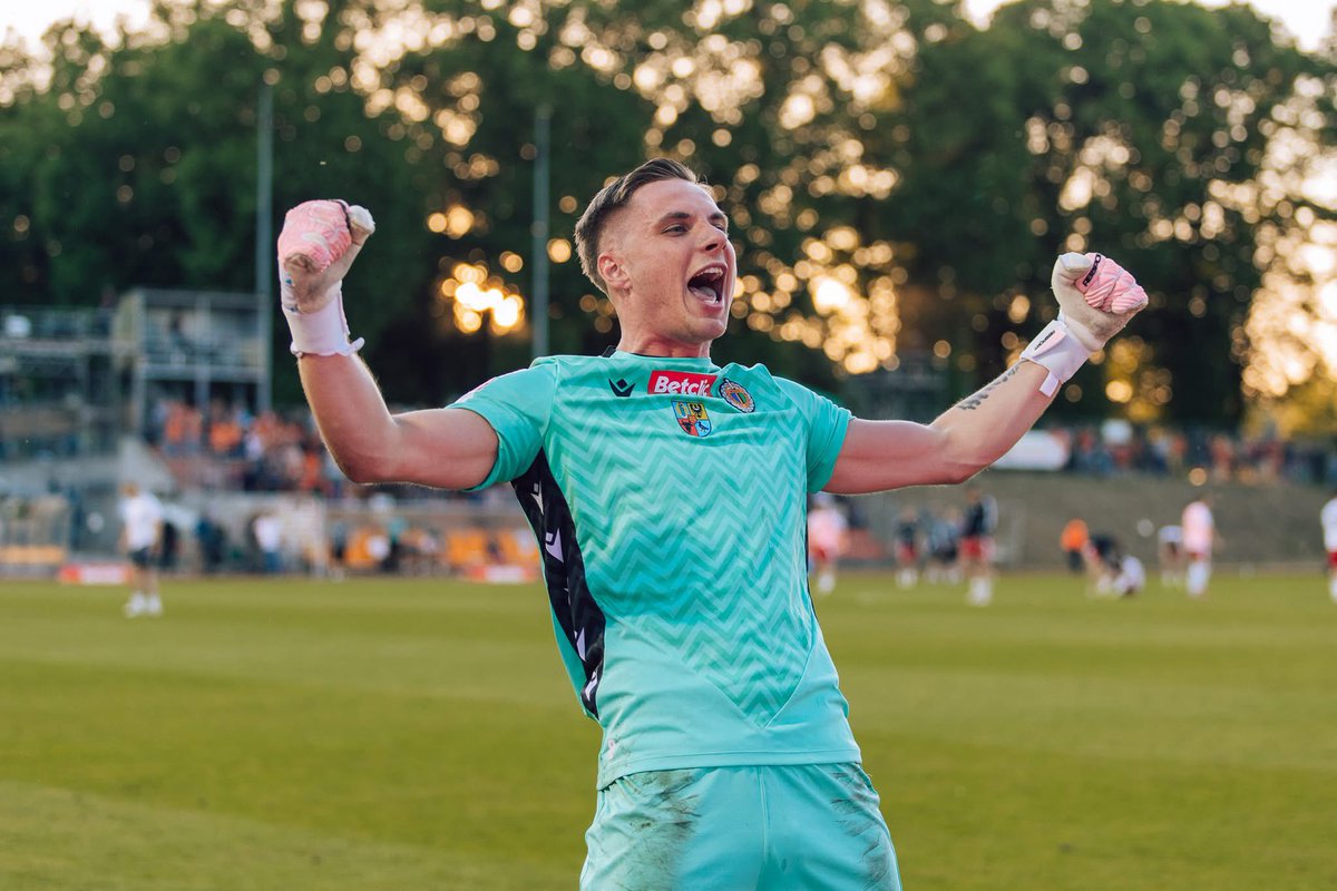 CzajkowskiLuke's tweet photo. Gratulacje dla @ChrobryGlogowSA za wykonanie kolejnego ważnego kroku w drodze do @_Ekstraklasa_ ! 👏⚽🟠⚫

Pokazaliście dziś charakter, determinację i ogromną wolę walki. Takie mecze budują drużynę i dają kibicom wielkie powody do dumy 💪🔥

Przed Wami ostatni krok — w niedzielę trzeba postawić kropkę nad „i” i sięgnąć po historyczny awans! Trzymamy kciuki za cały klub, zawodników, sztab i kibiców 🏆

Powodzenia! 💛🖤