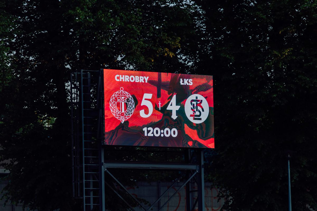 CzajkowskiLuke's tweet photo. Gratulacje dla @ChrobryGlogowSA za wykonanie kolejnego ważnego kroku w drodze do @_Ekstraklasa_ ! 👏⚽🟠⚫

Pokazaliście dziś charakter, determinację i ogromną wolę walki. Takie mecze budują drużynę i dają kibicom wielkie powody do dumy 💪🔥

Przed Wami ostatni krok — w niedzielę trzeba postawić kropkę nad „i” i sięgnąć po historyczny awans! Trzymamy kciuki za cały klub, zawodników, sztab i kibiców 🏆

Powodzenia! 💛🖤
