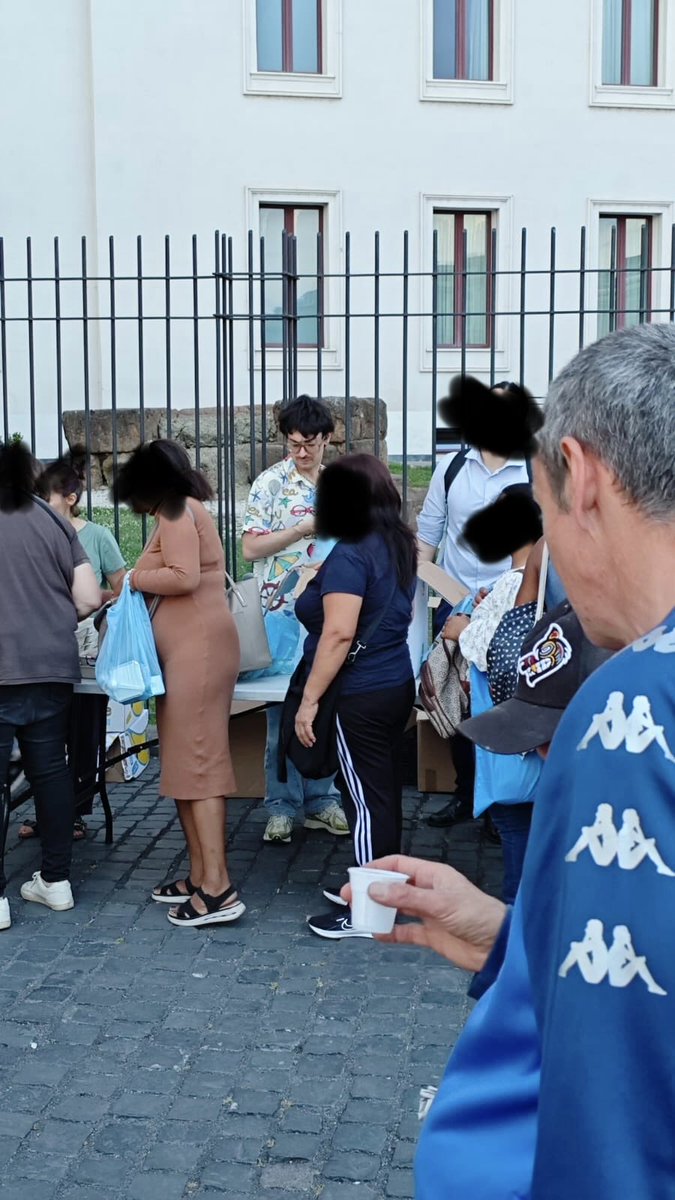 andst7's tweet photo. Sono appena tornato dagli Stati Uniti e sono andato a distribuire cibo, come faccio da quasi cinque anni, ai poveri tra i più poveri. Sono sempre di più. E sono quelli fantasma: quelli che non vogliono spacciare, rubare, occupare case o rapinare. Con dignità cercano di andare avanti, dimenticati da tutti.

Perché l’empatia la proviamo per lo spacciatore, ma non per chi è invisibile?