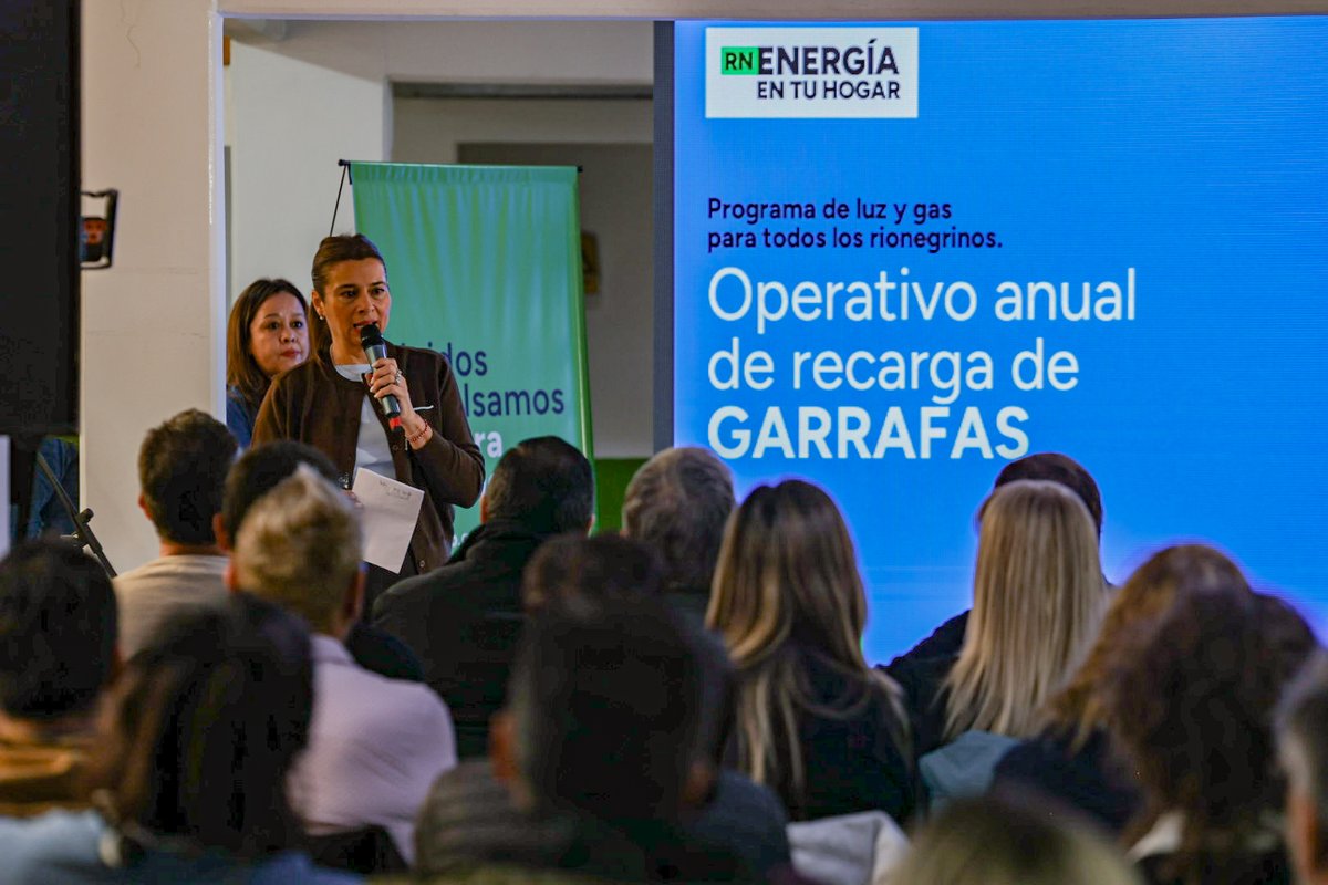 WeretilneckOK's tweet photo. BARILOCHE: EL 1° DE JUNIO COMIENZA EL OPERATIVO DE GARRAFAS MÁS GRANDE DEL INVIERNO

En Bariloche sabemos lo que significa atravesar el frío sin red de gas. Por eso volvemos a poner en marcha Energía en tu Hogar, un programa que acompaña a miles de barilochenses con un Estado presente donde más se necesita.

Este año el operativo llegará a 82 barrios de la ciudad, con 43 puntos de entrega y una logística territorial enorme para garantizar que la ayuda llegue a cada vecino y vecina.

Durante todo el año también acompañamos a las comisiones de fomento con garrafones. Una política pública que llega a 8.217 familias de toda la provincia, con una proyección de 66.698 garrafas y una inversión superior a los $2.152 millones.

Sabemos que todavía falta mucho. Que hay familias que aún esperan el gas natural. Pero mientras seguimos trabajando para ampliar derechos e infraestructura, hay algo que no vamos a hacer nunca: dejar a alguien atrás.

Este es el rumbo. Estar cerca resolviendo los problemas reales de los rionegrinos.