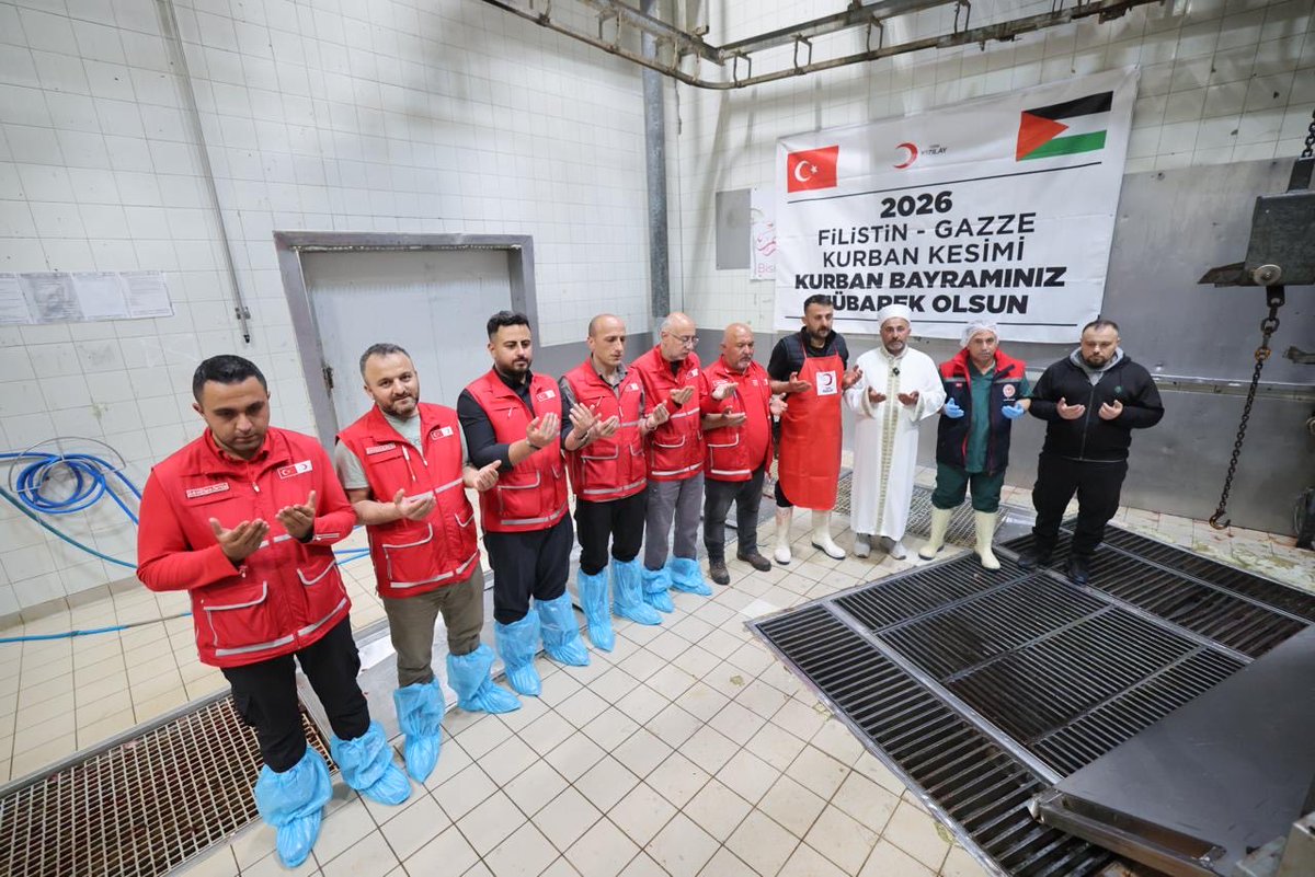 FatmaMericYlmaz's tweet photo. Ülkemizin dört bir yanında, dünyanın farklı coğrafyalarında aynı duaya ortak oluyoruz… Kızılay ekiplerimiz, emanet edilen vekaletleri büyük bir hassasiyetle yerine getirirken; kurban bereketini ihtiyaç sahiplerinin sofralarına ulaştırmaya devam ediyor.

Bir çocuğun yüzündeki tebessümde, bir annenin “Allah razı olsun” duasında, paylaşmanın ve kardeşliğin ne kadar kıymetli olduğunu bir kez daha görüyoruz. #HilalOlsun Türkiye! ❤️🌍