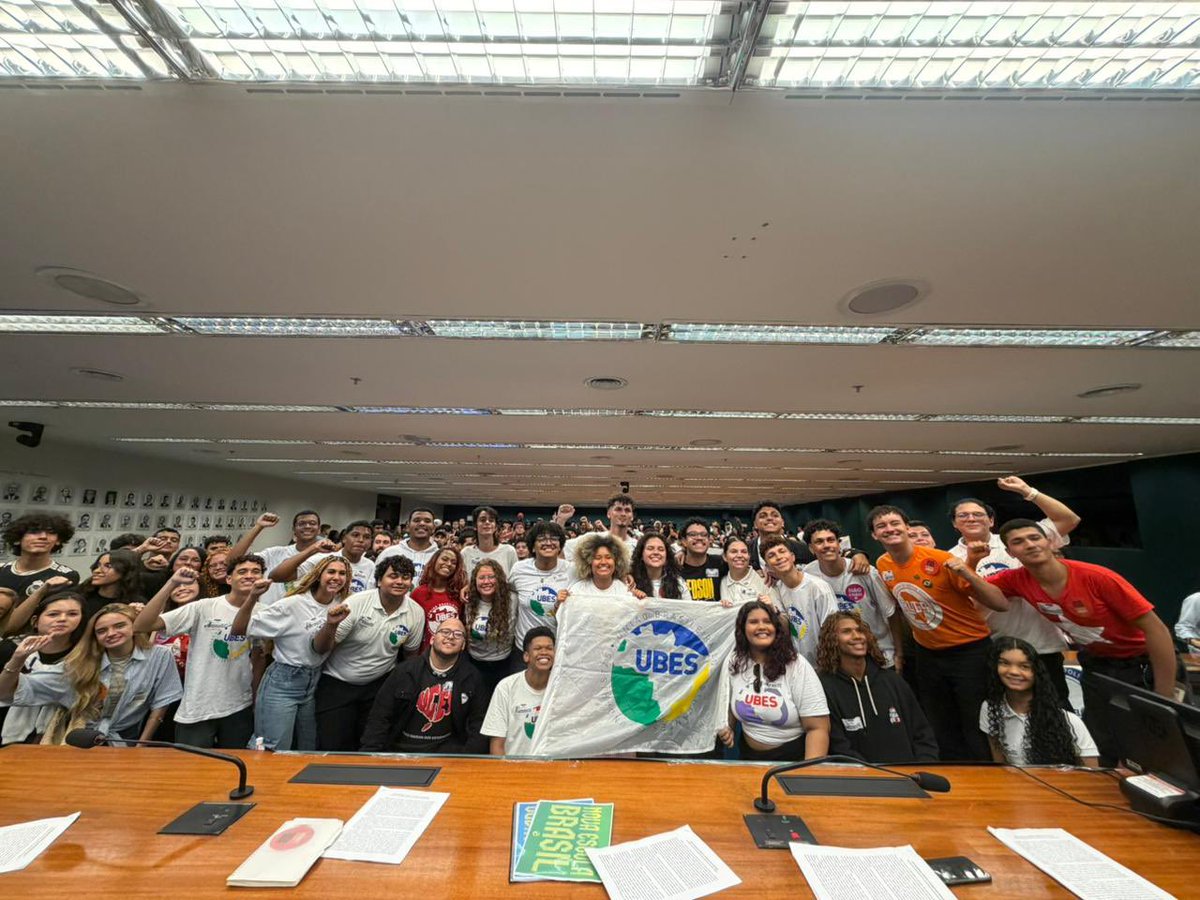 ubesoficial's tweet photo. 📣 Hoje pela manhã aconteceu a posse da nova diretoria da UBES para a gestão 2026-2028.

Um novo ciclo começa carregando a responsabilidade de organizar as lutas da juventude brasileira em defesa da educação pública, dos direitos estudantis e de um futuro mais digno para milhões de estudantes em todo o país.

A nova gestão assume o compromisso de fortalecer o movimento estudantil nas escolas, mobilizar a juventude e seguir construindo uma UBES cada vez mais presente nas lutas do povo brasileiro. 📚✊🏾

A história continua sendo escrita pela juventude organizada.

#ubes
