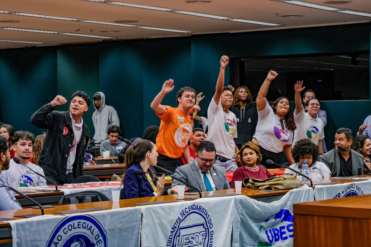 ubesoficial's tweet photo. 📣 Hoje pela manhã aconteceu a posse da nova diretoria da UBES para a gestão 2026-2028.

Um novo ciclo começa carregando a responsabilidade de organizar as lutas da juventude brasileira em defesa da educação pública, dos direitos estudantis e de um futuro mais digno para milhões de estudantes em todo o país.

A nova gestão assume o compromisso de fortalecer o movimento estudantil nas escolas, mobilizar a juventude e seguir construindo uma UBES cada vez mais presente nas lutas do povo brasileiro. 📚✊🏾

A história continua sendo escrita pela juventude organizada.

#ubes