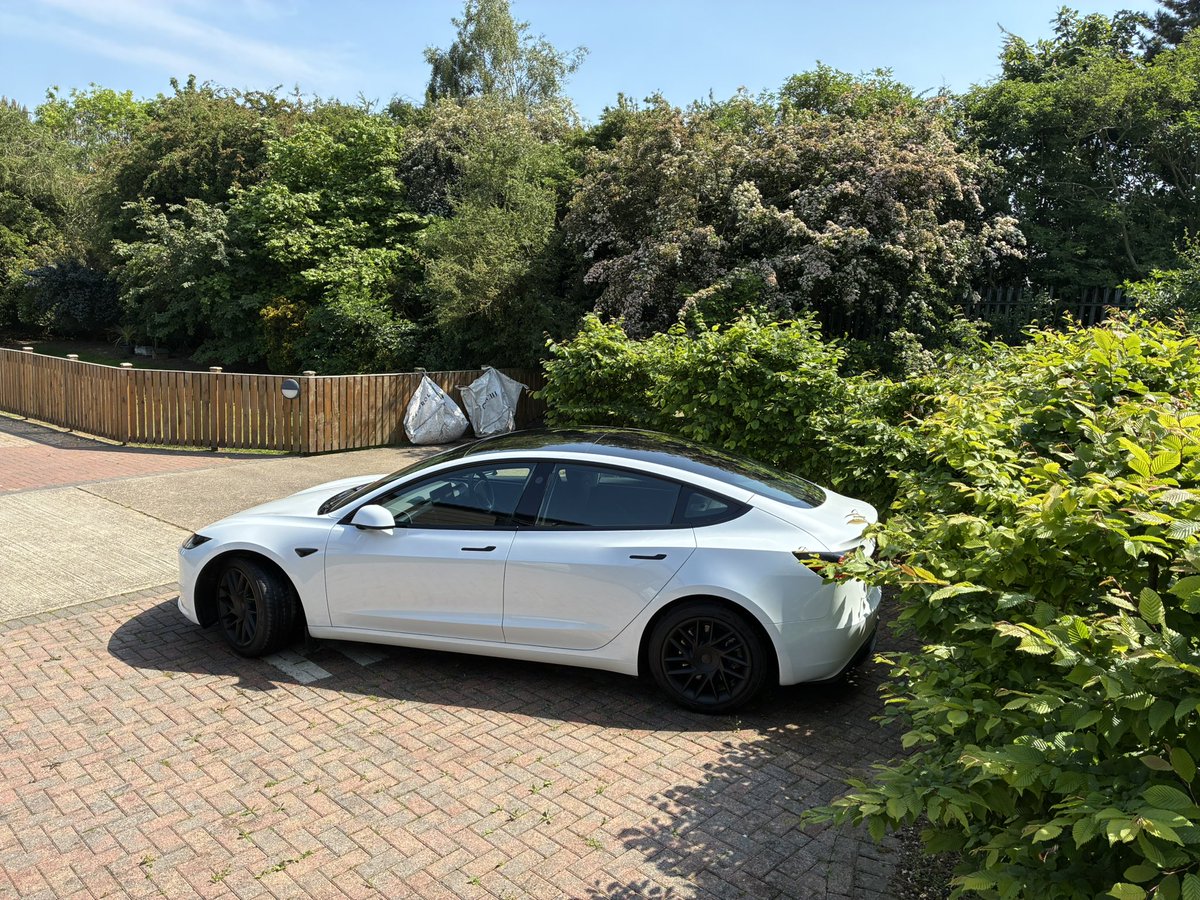 Concensio's tweet photo. Been testing the ‘FSD’ subscription in the UK which is basically EAP+ . Is it worth £99pm? For me, no. I was hoping I could use Summon to put the car in the garage but it won’t as it’s on a slope. Nav by Autosteer is very clunky. Sticking with Autopilot https://t.co/QkxvDlO0vZ