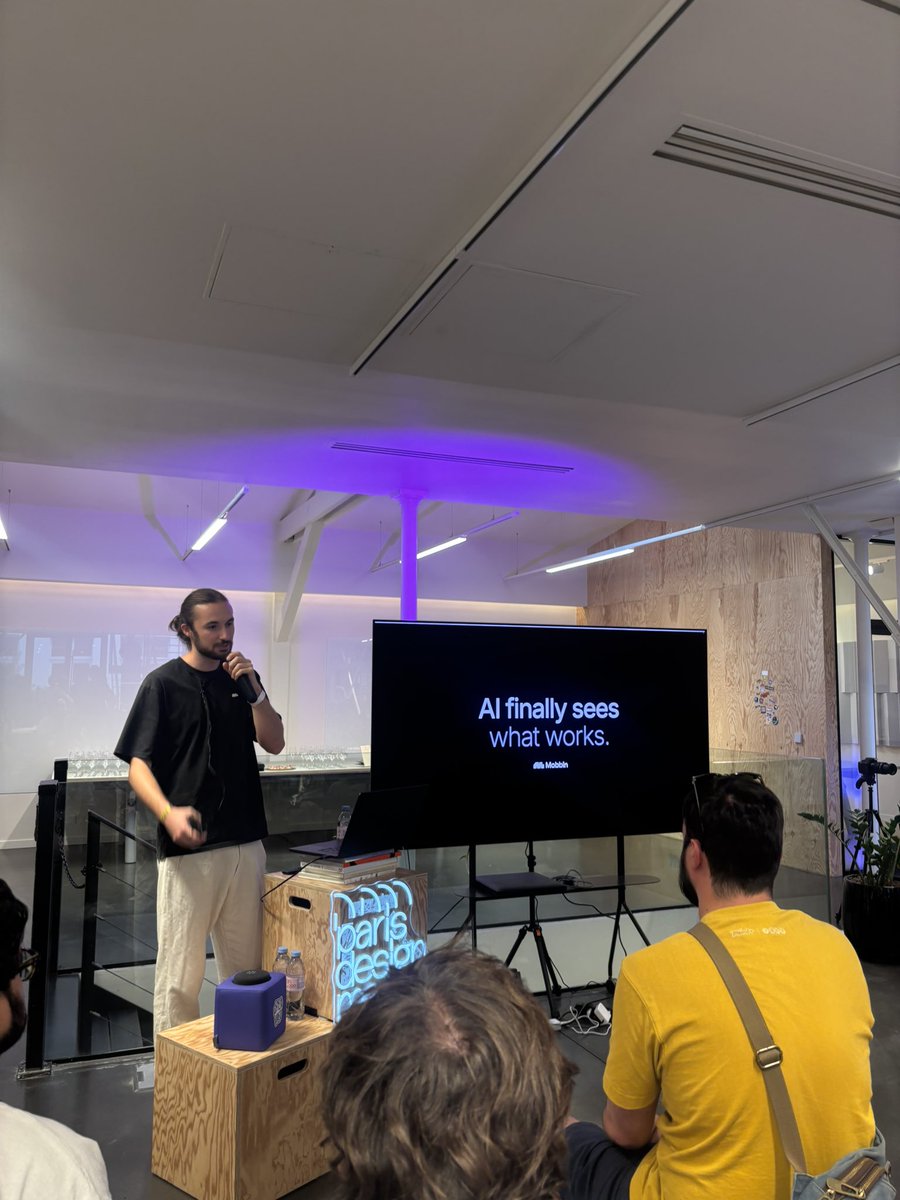 YoungWaaade's tweet photo. Aujourd’hui c’était IA, 3D et workflows chez @jittervideo #ParisDesignMeetup https://t.co/lRzEfqXr1s