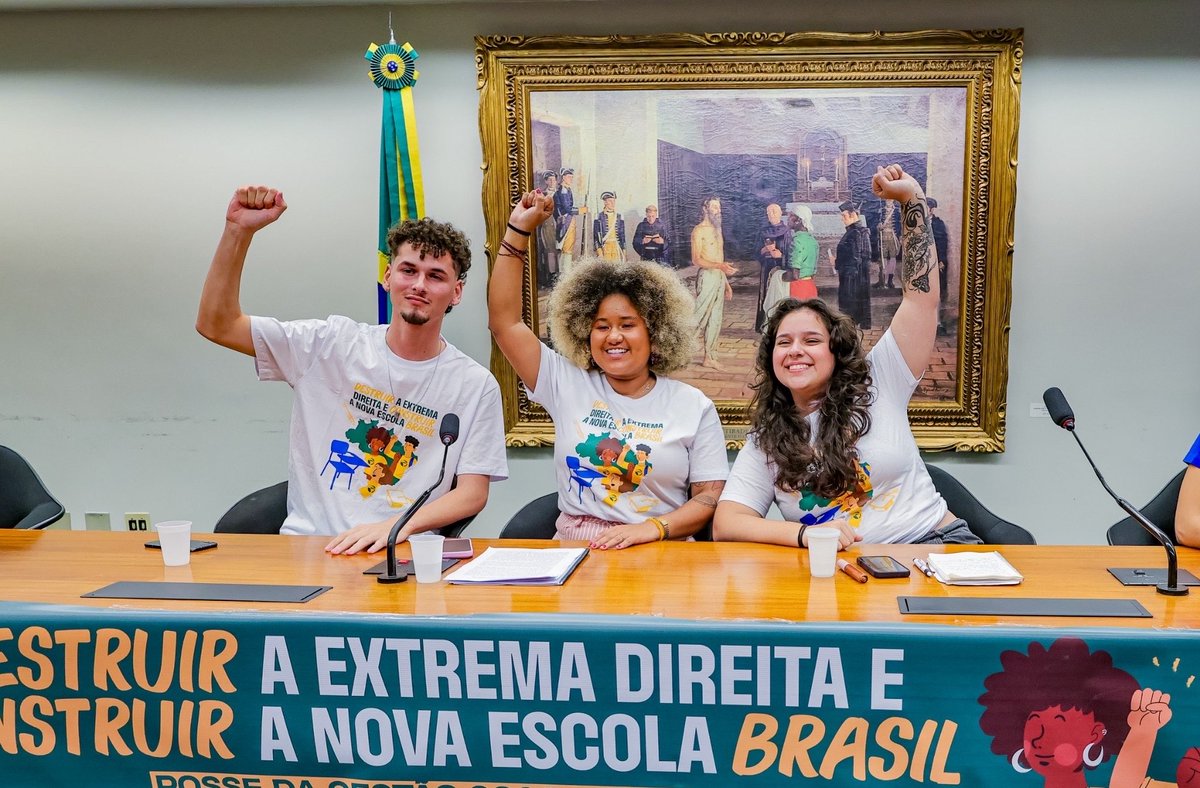 ubesoficial's tweet photo. 📣 Hoje pela manhã aconteceu a posse da nova diretoria da UBES para a gestão 2026-2028.

Um novo ciclo começa carregando a responsabilidade de organizar as lutas da juventude brasileira em defesa da educação pública, dos direitos estudantis e de um futuro mais digno para milhões de estudantes em todo o país.

A nova gestão assume o compromisso de fortalecer o movimento estudantil nas escolas, mobilizar a juventude e seguir construindo uma UBES cada vez mais presente nas lutas do povo brasileiro. 📚✊🏾

A história continua sendo escrita pela juventude organizada.

#ubes