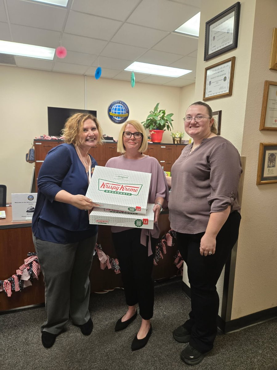 RedCrossAZ's tweet photo. Nothing brings people together quite like donuts 🍩

This week, our Red Cross teams made donut drops at military support centers across the region as a small way to thank the people working behind the scenes to support service members and their families every single day. https://t.co/vbJHOgbFBT