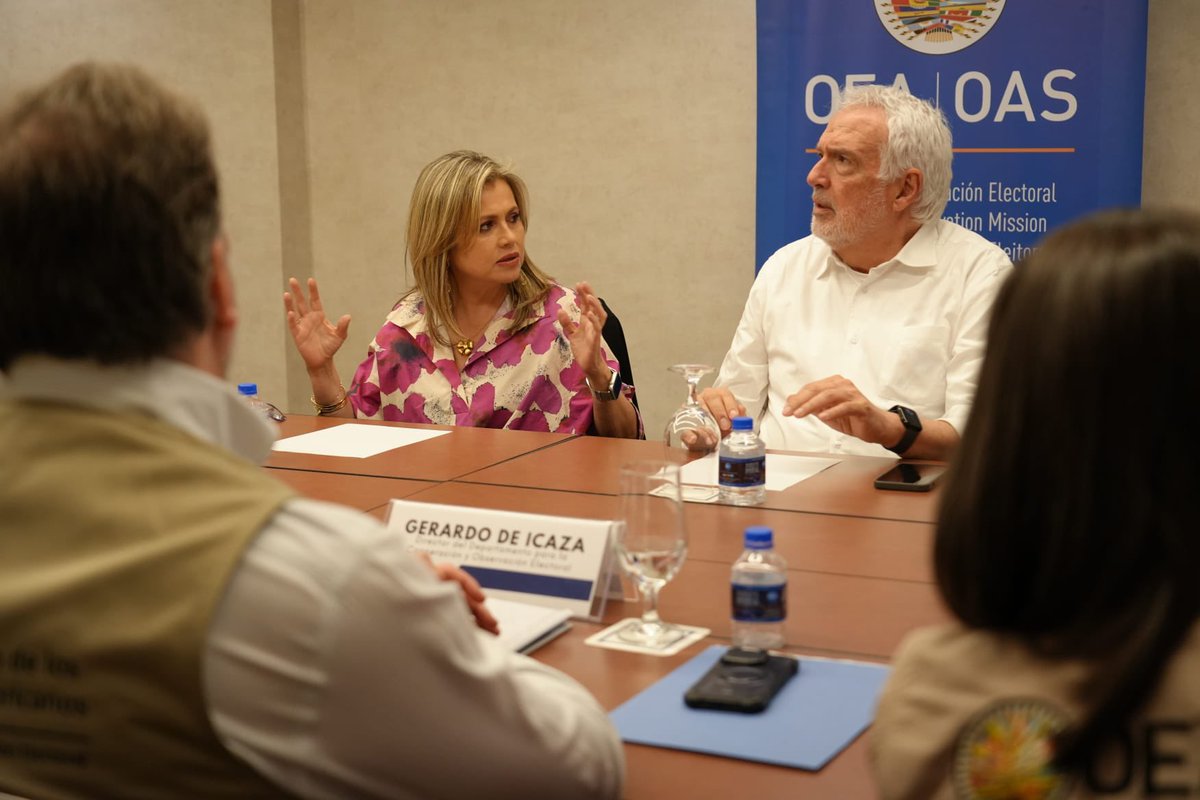 OEA_oficial's tweet photo. La candidata vicepresidencial de @dignidadycomp, @ednabonillaseba, compañera de fórmula de  @sergio_fajardo y su equipo de campaña @riveraalzate @federicores compartieron sus opiniones sobre el desarrollo del proceso electoral 2026 con el Jefe de la Misión de la #OEAenColombia, @LeonelFernandez  #Elecciones2026 🇨🇴