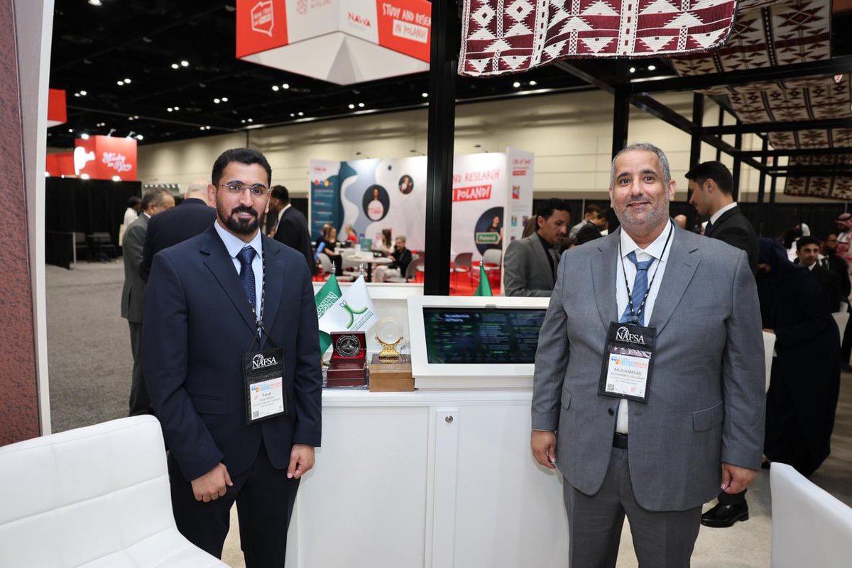 NBU_KSA's tweet photo. تواصل #جامعة_الحدود_الشمالية تعزيز حضورها الدولي من خلال مشاركتها في معرض #NAFSA2026، إحدى أبرز المنصات العالمية للتعليم الدولي، بما يعكس تطور البرامج الأكاديمية والدراسات العليا والبحث العلمي في الجامعة، وامتدادًا لتوجهها نحو بناء شراكات نوعية في مجالات البحث والابتكار والتبادل الأكاديمي، بما يواكب مستهدفات #رؤية_السعودية_2030.
#مجلس_شؤون_الجامعات
#وزارة_التعليم
#نافسا_2026