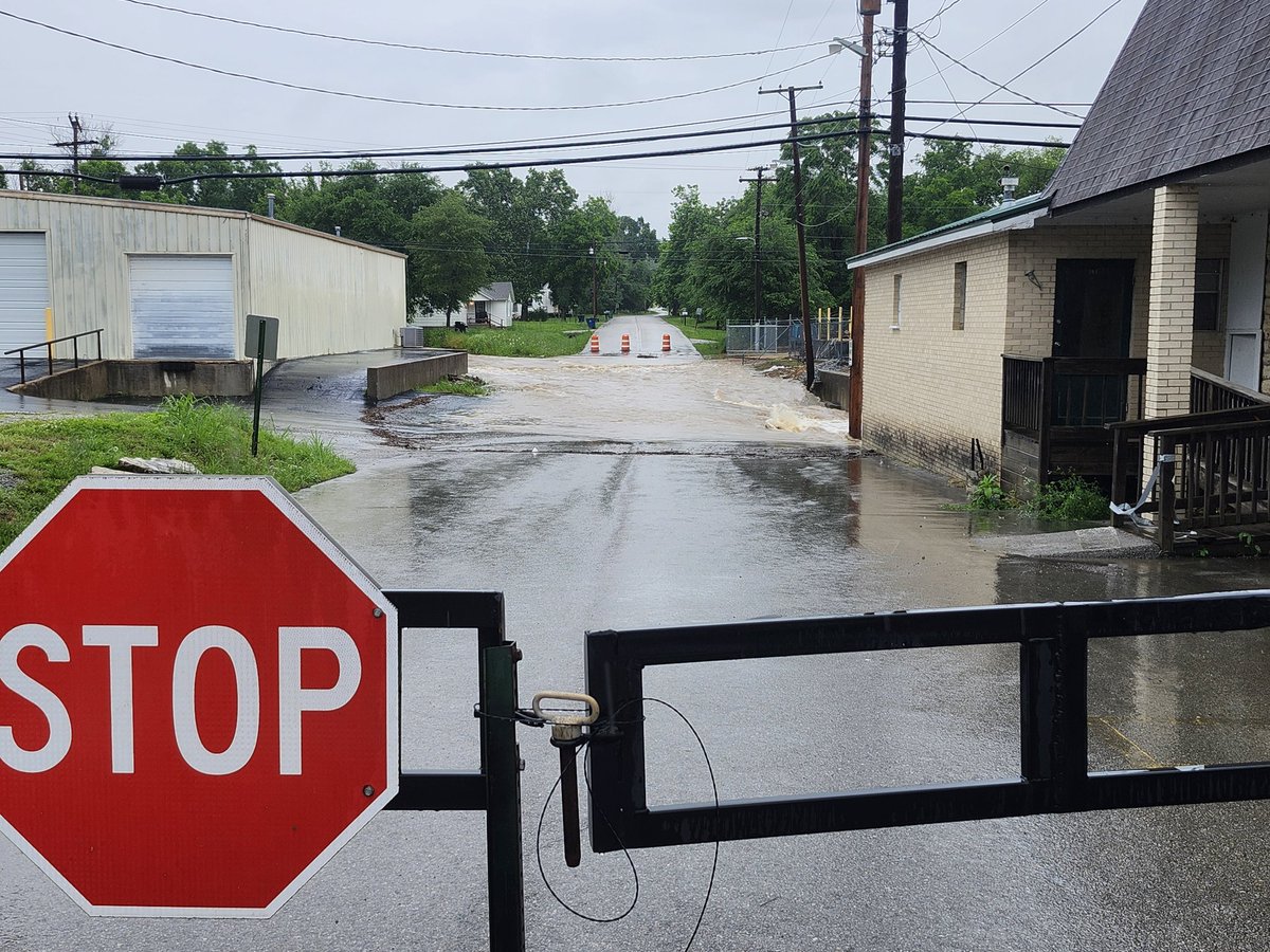 Apollo__WX's tweet photo. @NWSLittleRock @WxZachary @ARWXnetwork @ToddYakoubian Multiple road closures across Marion county due to high water.
These are all from Yellville alone. https://t.co/rzG7JS0Hqd