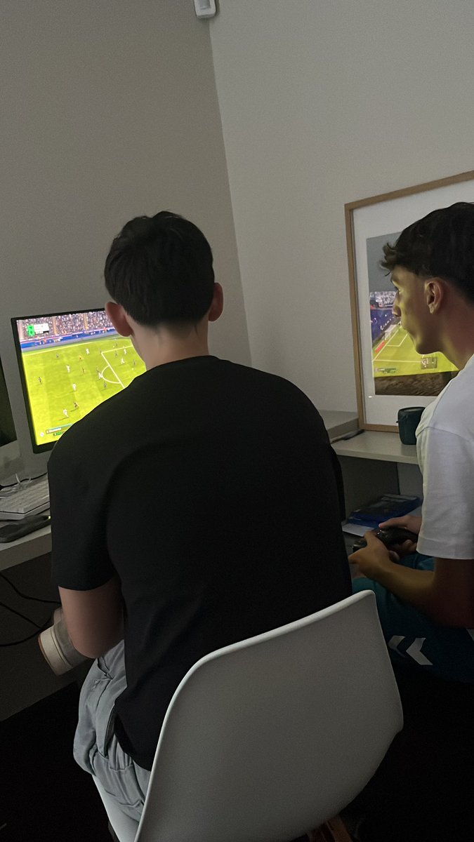 Guillemmm_'s tweet photo. Tarde de plays con los chavales como en los viejos tiempos.
Me diste envidia @error_profesor 😉 https://t.co/VoxEQBCWQk
