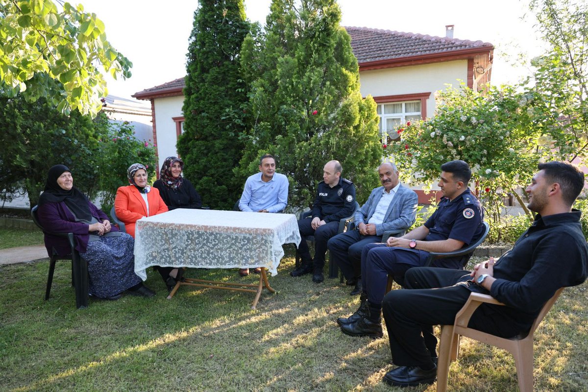 KocaaliKymlg's tweet photo. Kaymakamımız Sayın Hakan Kılınçkaya, eşi Sayın Şenay Kılınçkaya ile beraber İlçe Emniyet
Amiri Sayın Tolga Şanlı ve İlçe Jandarma Komutanı Sayın Ayhan Oğuz’un refakatiyle ilçemiz şehidinin kıymetli ailesini ve gazimizi ziyaret ederek, bayramlarını kutladı. https://t.co/EWCVBbrTVT