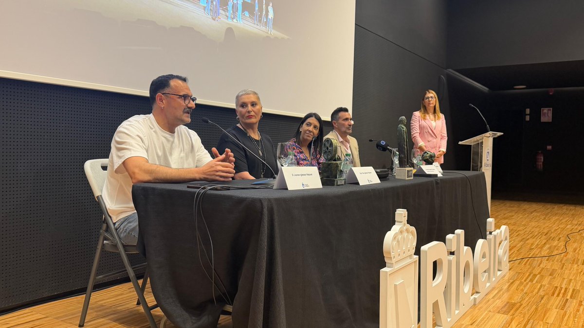 concelloribeira's tweet photo. 📷 O Concello de Ribeira homenaxeou na tarde do 27 de maio aos irmáns Lesmes, Flora e Manuel Iglesias Vázquez, coñecidos como ‘Lesmes’, nun acto desenvolvido na sala polivalente do novo Auditorio municipal, onde estiveron arroupados por numerosa veciñanza.

#ConcellodeRibeira https://t.co/4Gc0jOYwdp