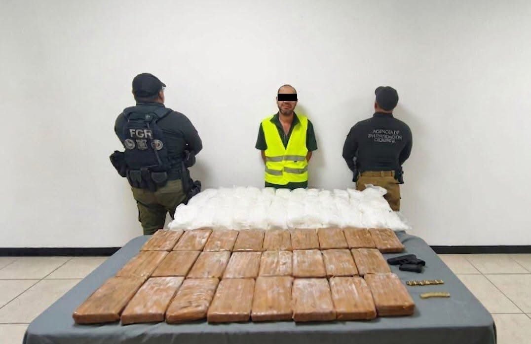 OfldeCuartel's tweet photo. 🚨Novedades del Oficial de Cuartel🚨
- Chihuahua🔥

Los inteligentes de @GN_MEXICO_ en coordinación con autoridades de la F.G.R. lograron la detención de un mañosos que andaba moviendo un clavo🪖🔥

🚨MATERIAL ASEGURADO🚨
- 32 Kg de metanfetamina. 
- 25 Kg de marihuana. 
- 1 arma corta.
- cartuchos y cargadores.

@ContactoRevist @enigma_cod71885 @epigmenioibarra @Robert4787 @grillonautas
@ioangrillo @cosasmilitares0 @CiroGomezL
@CartelWatchNet @thepuni26470896
@MLopezSanMartin @goliveros @JucaNoticias
@PabloLatapi @Ciceron9 @Jreyesramirez80
@GhalebKrame @IrvingPineda @Libro_negro_
@GNocturnaMX #graciasheroesmexicanos
@blogdelosguachs @lopezdoriga