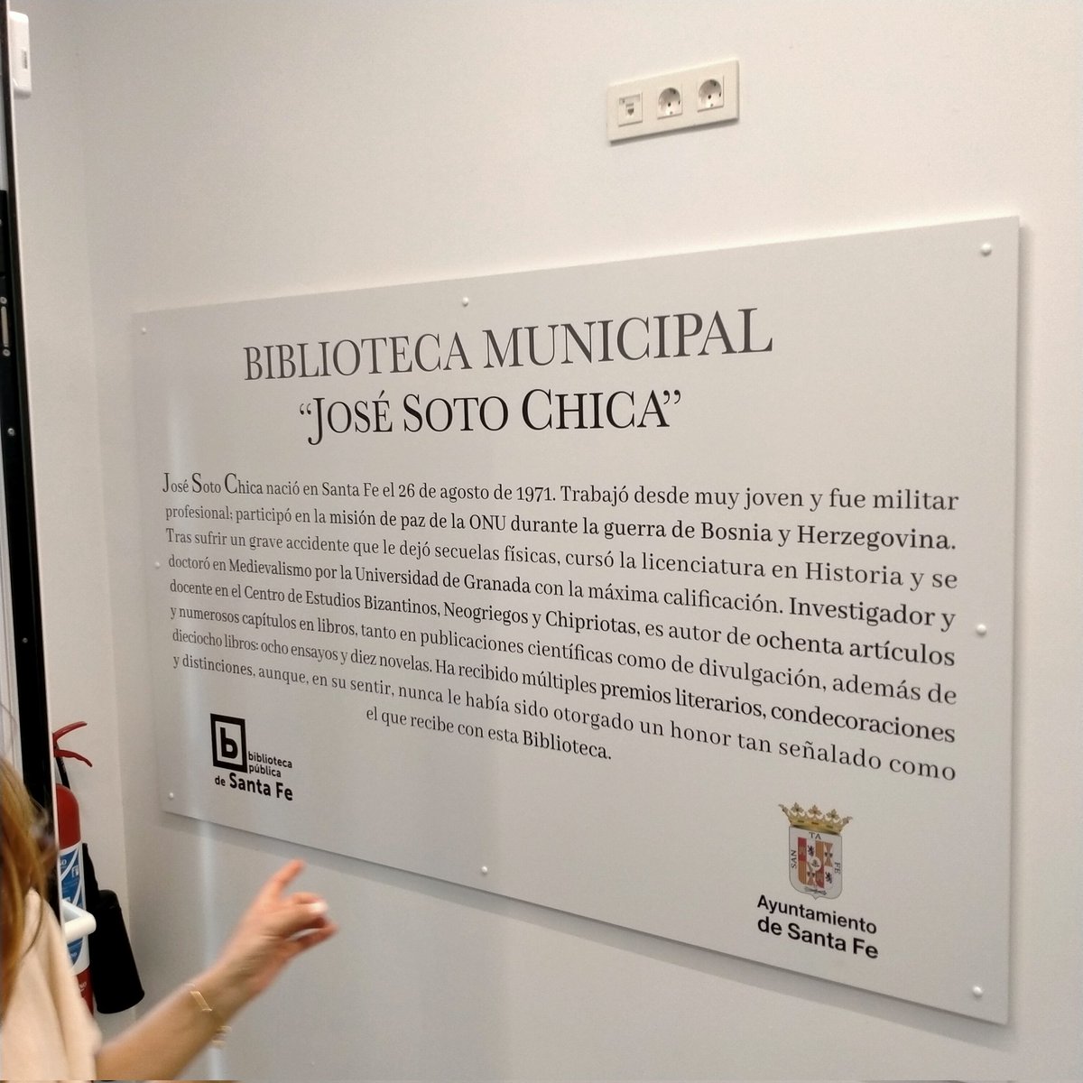 blasmalop's tweet photo. En la inauguración de la Biblioteca José Soto Chica, en Santa Fe (Granada)
¡Enhorabuena y felicidades, Pepe!
Gracias por tu amistad ☺️ 
@josesotohistor1
@DespertaFerro
@editorialespasa https://t.co/74gK5tzKY8