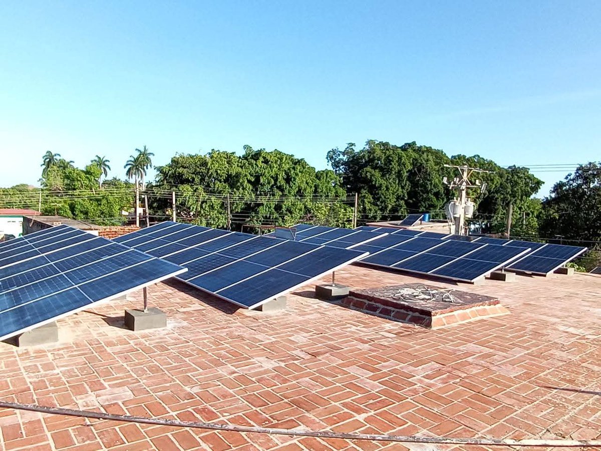 AlonsoSybel's tweet photo. ☀️#Cuba #Matanzas #Unión DeReyes fortalece sus comunicaciones con energía solar, garantizando servicios vitales en medio del complejo escenario energético. 
@ETECSA_Cuba apuesta por soluciones sostenibles para mantener la conectividad del pueblo.
📸 @PeriodicoGiron
#EtecsaConCuba https://t.co/IPHL8fxnD5