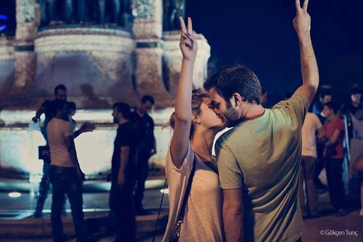 angutyus's tweet photo. Gezi parkı direnişi yıl dönümü .geliyor.. en sevdiğim fotoğraf.. ulan şempanzeler umarım birbirinize götlük yapmamış.. çoluk çocuğa karışmışsınızdır.. Anarşistlik iyidir https://t.co/Ppw0nXOvxL