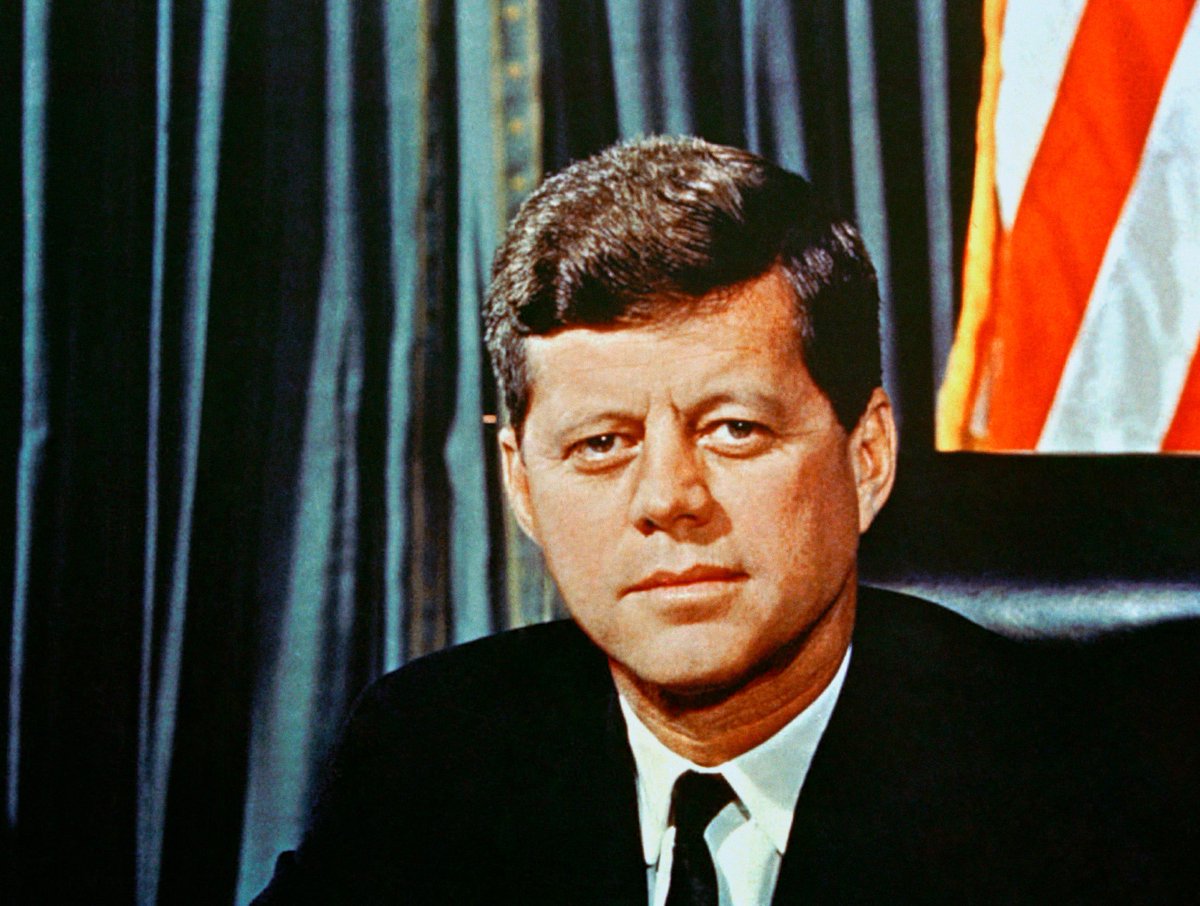 Q_May_007's tweet photo. 💥1949年1月30日，众议员约翰·F·肯尼迪在马萨诸塞州塞勒姆举行的菲利普·J·德金表彰晚宴上的讲话
过去几天，我们了解到中美两国所遭受的灾难的严重程度。二战结束以来，我们与中国的关系一直充满悲剧色彩，因此，找出并追究那些应对我们当前困境负责的人的责任至关重要。当我们看到共产党人如此轻易地推翻蒋介石的国民政府时，不禁会感到震惊：1941年11月22日，我们的国务卿科德尔·赫尔向日本大使名留��发出最后通牒，内容如下：���1）日本政府将从中国和印度支那撤出所有陆军、海军、空军和警察部队；（2）美国和日本不会在军事、政治和经济上支持除中华民国国民政府以外的中国任何其他政府或政权。明确阐述了维护中国独立和国民政府稳定是我们远东政策的根本目标。众所周知，我们在远东地区的政策，包括上述声明在内，直接导致了珍珠港事件的发生。可以说，我们几乎是明知故犯地与日本开战，以维护中国及其南方国家的独立。这一政策在1943年达到顶峰，当时美国和英国在开罗达成协议，承诺解放中国，并在战争结束后归还中国、满洲以及所有日占领土。然而，自那以后，我们奉行的却是混乱摇摆的政策。1945 年雅尔塔会议上，身体欠佳的罗斯福在马歇尔将军和其他参谋长的建议下，将千岛群岛以及旅顺港、大连港等中国战略港口的控制权割让给了苏联。据前大使布利特在 1948 年《生活》杂志上所说，“无论罗斯福和马歇尔各自应承担多少责任，美国在中国独立完整的根本利益都被牺牲了，这为远东目前的悲剧局面奠定了基础。”当苏俄军队撤出满洲时，中国共产党人控制了该地区，并掌握了大量的日本战争物资。在此期间，我国外交官们开始在是否支持蒋介石政府，还是以协助蒋介石将中国共产党人拉入其政府组建联合政府为条件，迫使蒋介石屈服这一问题上产生巨大分歧。1945年，帕特里克·赫尔利大使辞职时表示：“职业外交官不断向中国共产党人灌输，我为阻止国民政府垮台所做的努力并不代表美国的政策。我们完成使命的主要阻力来自美国职业外交官、重庆大使馆和国务院中国远东司。”随着中国局势的动荡在美国日益加剧，杜鲁门总统请求派遣马歇尔将军作为特使出华，以促成妥协并组建联合政府。在布利特大使发表于《生活》杂志的文章中，他写道（我引用如下）：“1946年初夏，为了迫使蒋介石将共产党人纳入中国政府，马歇尔将军指示国务院拒绝向中国发放弹药出口许可证。因此，从1946年夏季到1948年2月，没有一枚炮弹或弹药被运往中国，供其美军使用。在航空领域，马歇尔同样犯了错误。由于他违背了美国政府向中国提供飞机以维持8又1/3航空大队的合同，导致从1946年9月到1948年3月，三年间没有向中国交付任何作战飞机或轰炸机。”正如马歇尔本人在1948年2月向众议院外交事务委员会承认的那样，这“实际上是对军事物资的禁运”。1948年，我们拨款4.68亿美元援助中国，这仅仅是我们援助欧洲金额的一小部分，而在这4.68亿美元中，只有1.25亿美元用于军事用途。末日将至；援助太少也太迟；国民���府正与步步紧逼的共产党军队进行殊死搏斗。1948年11月20日，前参议员D·沃思·克拉克受参议院拨款委员会委派前往中国执行特别任务，他在提交给该委员会的报告中指出：“零星援助已无法拯救濒临崩溃的中国免于共产主义的侵蚀。现在要么全面实施援助计划，要么就什么都不做，要么就全力以赴，要么就放弃。”克拉克表示，这一结论得到了美国驻华大使J·莱顿·斯图尔特和美国陆军高级军官的证实。1948 年 11 月 25 日，晚了三年，《纽约时报》 报道说：“国务卿乔治·马歇尔今天表示，美国政府正在考虑在当前危急形势下，能够向中国政府提供哪些适当的援助。”12 月 21 日，《泰晤士报》的头条新闻是：“鉴于战争形势不明朗，ECA 署长霍夫曼在会见杜鲁门后宣布冻结对华 7000 万美元项目。”国务院和总统对当时为争取中国自由而战的国民政府领导人蒋介石夫人所表现出的冷漠甚至蔑视，为这段悲剧故事画上了句号。我们在中国的政策自食其果。我们坚持除非与共产党组建联合政府，否则不会提供援助，这对国民政府造成了沉重打击。我们的外交官及其顾问，如拉铁摩尔和费正清，过于关注中国在经历了二十年战争后外交体系的种种弊端，以及高层腐败的传闻，以至于忽略了我们在一个非共产主义的中国中所拥有的巨大利益。有些人声称，而且现在仍然声称，中国共产主义根本不是真正的共产主义，而仅仅是一场不接受莫斯科指示的先进农业运动。请听听博尔顿报告的原文：“它的理论遵循列宁和斯大林的理论。它的领导人受过莫斯科的训练（报告列出的35位中国共产党主要政治领导人中，超过一半的人曾在莫斯科生活或学习过）。它的政策和行动，它的战略和战术都是共产主义的。一代人以来，中国共产党忠实地遵循着克里姆林宫��线的每一个曲折变��。”这就是中国的悲剧故事，我们曾为捍卫中国的自由而战。我们年轻人拼搏夺回的一切，却被我们的外交官和总统挥霍一空。资料来源：约翰·F·肯尼迪文集。总统就职前文件。众议院档案，第 95 箱，“中国：马萨诸塞州塞勒姆，1949 年 1 月 30 日和国会记录，1949 年 2 月 21 日”。约翰·F·肯尼迪总统图书馆。