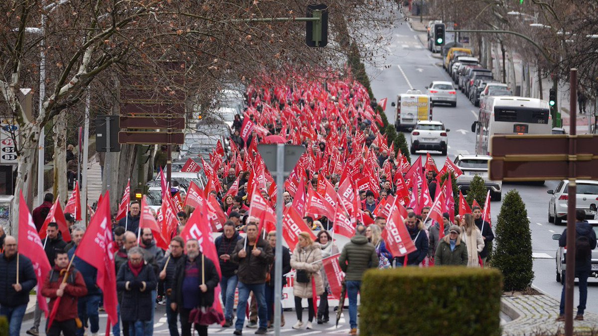 UnaiSordo's tweet photo. Había que estar en la calle. En Logroño, Vigo, Oviedo, Madrid, Bilbao, Sevilla, Toledo o Melilla.
Un país se vertebra desde la canalización de anhelos comunes. Y eso es la mejora de los salarios, los servicios públicos, o la rebaja de los precios de la vivienda. https://t.co/WT7LE587uC